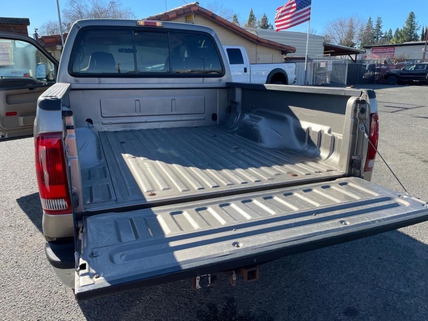 2004 Arizona Beige Clearcoat Metallic Ford F-250 Super Duty XLT (1FTNW21P04E) with an Power Stroke 6.0L Diesel Turbo V8 325hp 560ft. lbs. Other engine, 5-Speed Automatic transmission, located at 800 Riverside Ave, Roseville, CA, 95678, 916-773-4549 & Toll Free: 866-719-4393, 38.732265, -121.291039 - DIESEL CREW CAB 4X4 XLT LOW MILES SERVICE RECORDS - Photo#10