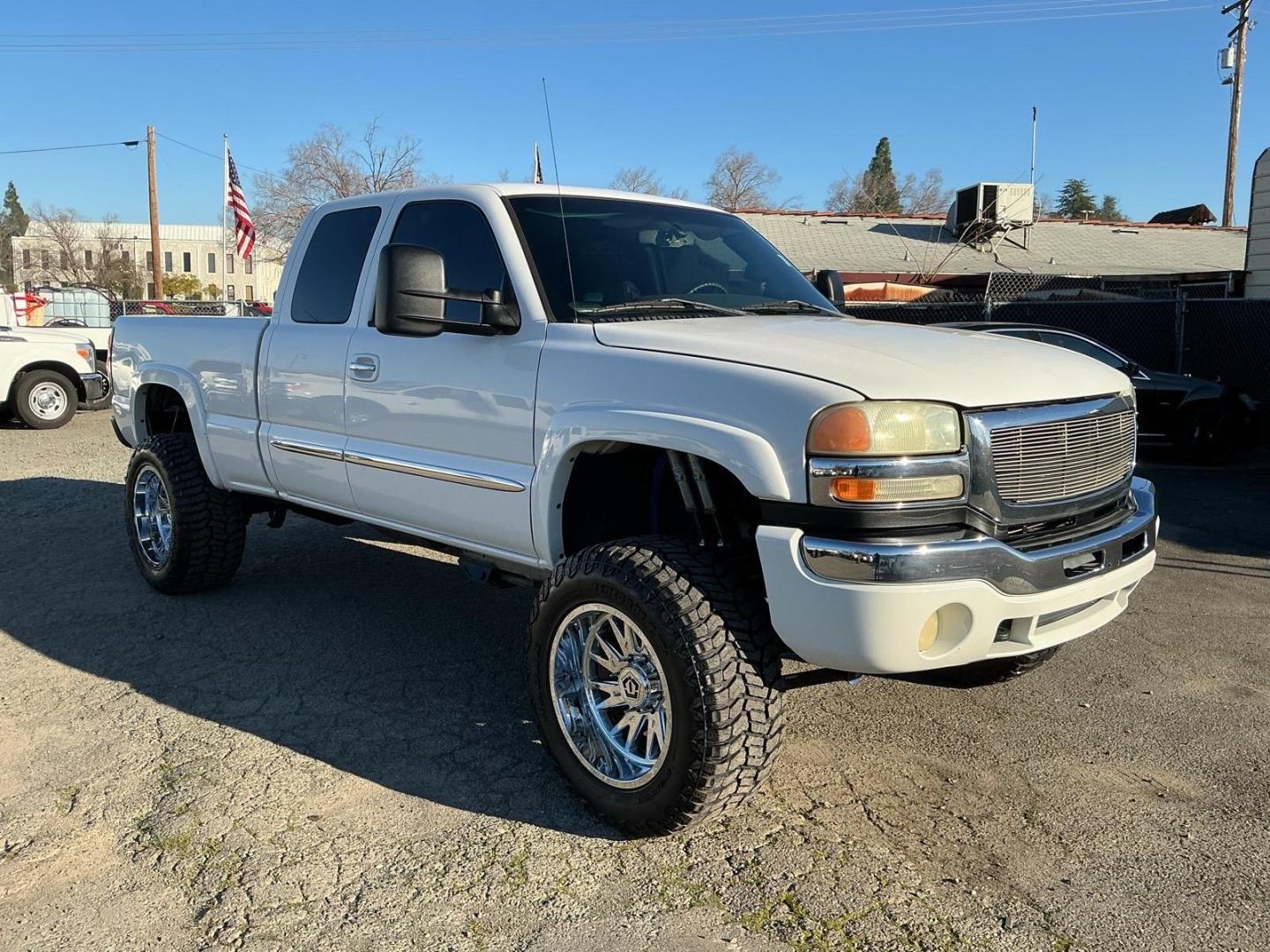 2004 Summit White GMC Sierra 2500HD SLE (1GTHK29254E) with an Duramax 6.6L Diesel Turbo V8 300hp 520ft. lbs. Other engine, 4-Speed Automatic transmission, located at 800 Riverside Ave, Roseville, CA, 95678, 916-773-4549 & Toll Free: 866-719-4393, 38.732265, -121.291039 - DURAMAX DIESEL X-CAB 4X4 SLE LIFTED CLEAN CARFAX - Photo#1
