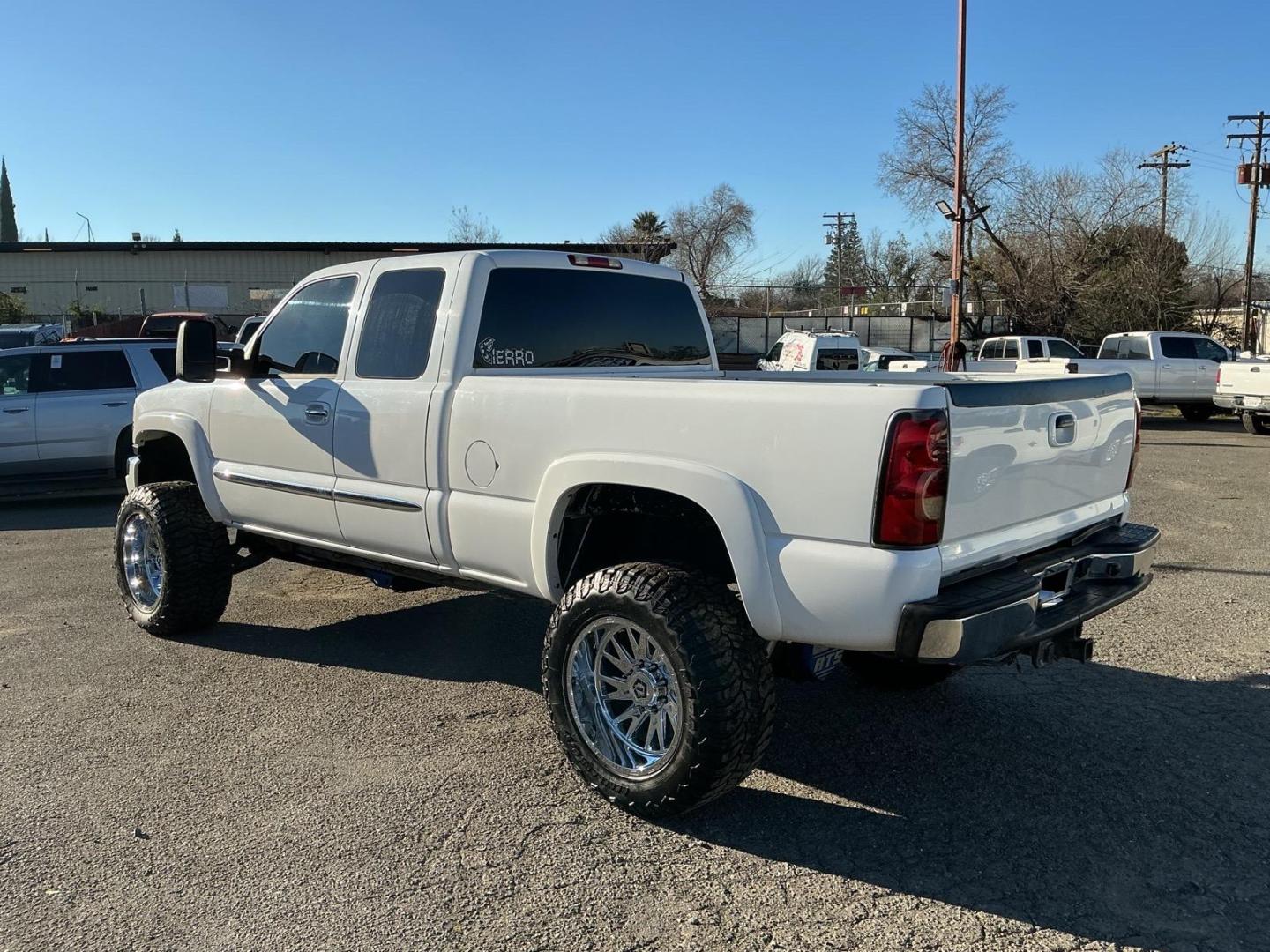 2004 Summit White GMC Sierra 2500HD SLE (1GTHK29254E) with an Duramax 6.6L Diesel Turbo V8 300hp 520ft. lbs. Other engine, 4-Speed Automatic transmission, located at 800 Riverside Ave, Roseville, CA, 95678, 916-773-4549 & Toll Free: 866-719-4393, 38.732265, -121.291039 - DURAMAX DIESEL X-CAB 4X4 SLE LIFTED CLEAN CARFAX - Photo#2