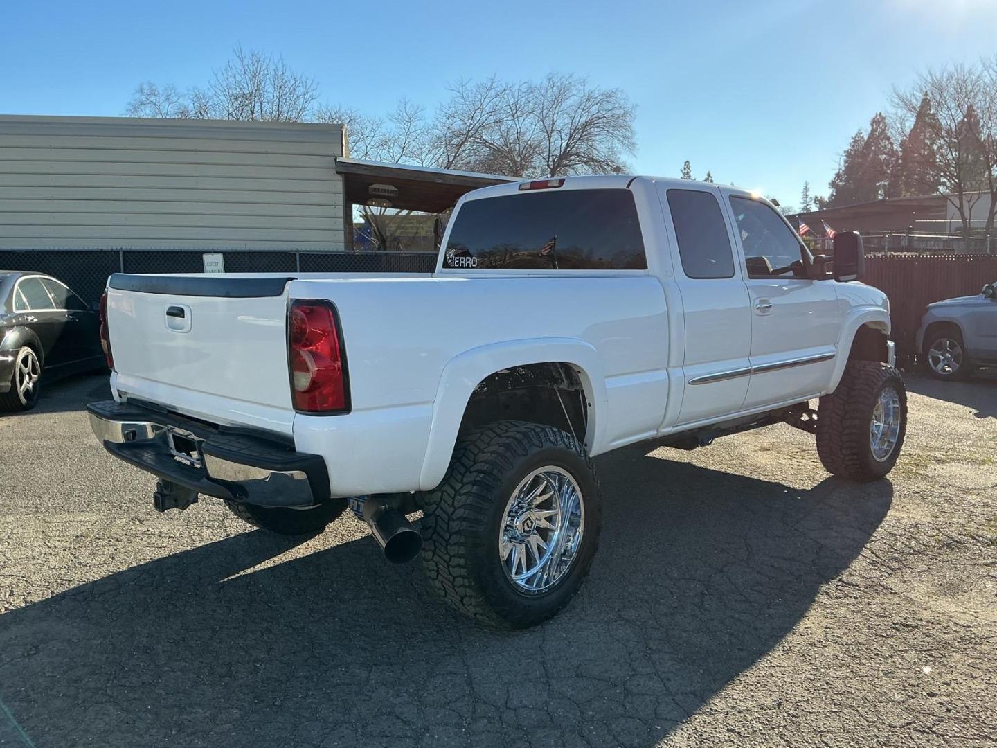2004 Summit White GMC Sierra 2500HD SLE (1GTHK29254E) with an Duramax 6.6L Diesel Turbo V8 300hp 520ft. lbs. Other engine, 4-Speed Automatic transmission, located at 800 Riverside Ave, Roseville, CA, 95678, 916-773-4549 & Toll Free: 866-719-4393, 38.732265, -121.291039 - DURAMAX DIESEL X-CAB 4X4 SLE LIFTED CLEAN CARFAX - Photo#3