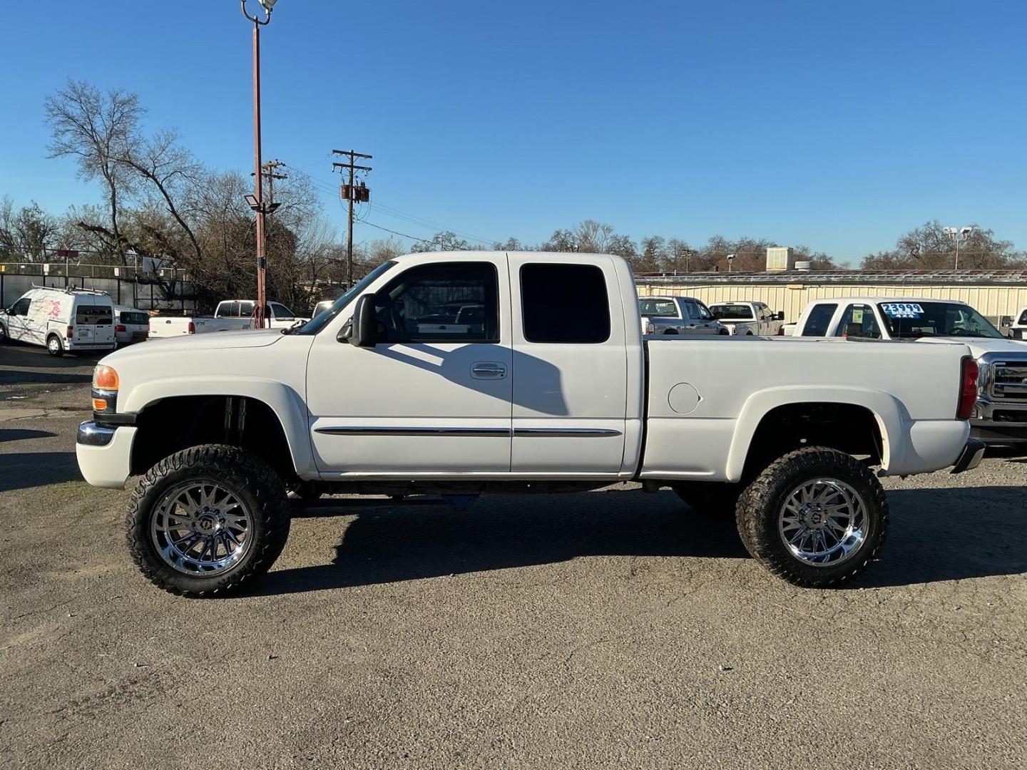 2004 Summit White GMC Sierra 2500HD SLE (1GTHK29254E) with an Duramax 6.6L Diesel Turbo V8 300hp 520ft. lbs. Other engine, 4-Speed Automatic transmission, located at 800 Riverside Ave, Roseville, CA, 95678, 916-773-4549 & Toll Free: 866-719-4393, 38.732265, -121.291039 - DURAMAX DIESEL X-CAB 4X4 SLE LIFTED CLEAN CARFAX - Photo#4