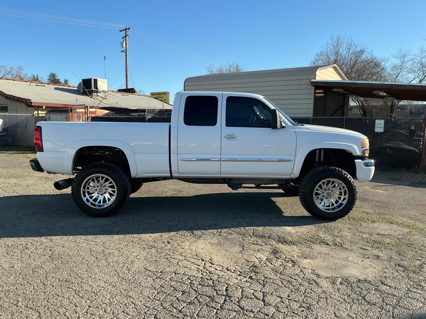 2004 Summit White GMC Sierra 2500HD SLE (1GTHK29254E) with an Duramax 6.6L Diesel Turbo V8 300hp 520ft. lbs. Other engine, 4-Speed Automatic transmission, located at 800 Riverside Ave, Roseville, CA, 95678, 916-773-4549 & Toll Free: 866-719-4393, 38.732265, -121.291039 - DURAMAX DIESEL X-CAB 4X4 SLE LIFTED CLEAN CARFAX - Photo#5