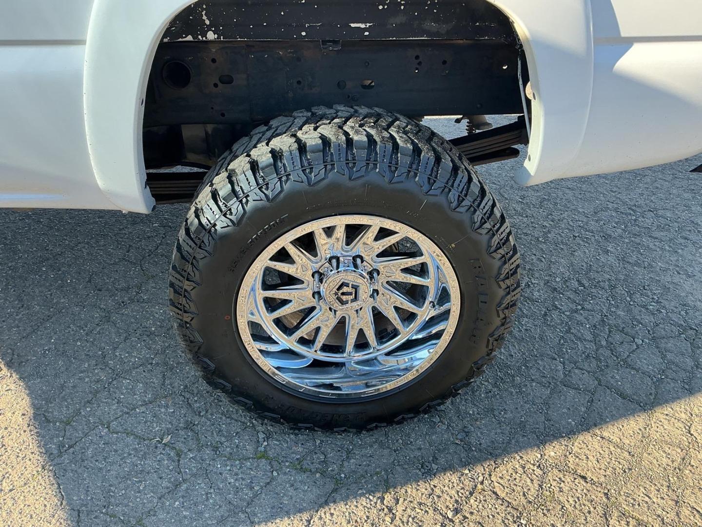 2004 Summit White GMC Sierra 2500HD SLE (1GTHK29254E) with an Duramax 6.6L Diesel Turbo V8 300hp 520ft. lbs. Other engine, 4-Speed Automatic transmission, located at 800 Riverside Ave, Roseville, CA, 95678, 916-773-4549 & Toll Free: 866-719-4393, 38.732265, -121.291039 - DURAMAX DIESEL X-CAB 4X4 SLE LIFTED CLEAN CARFAX - Photo#6