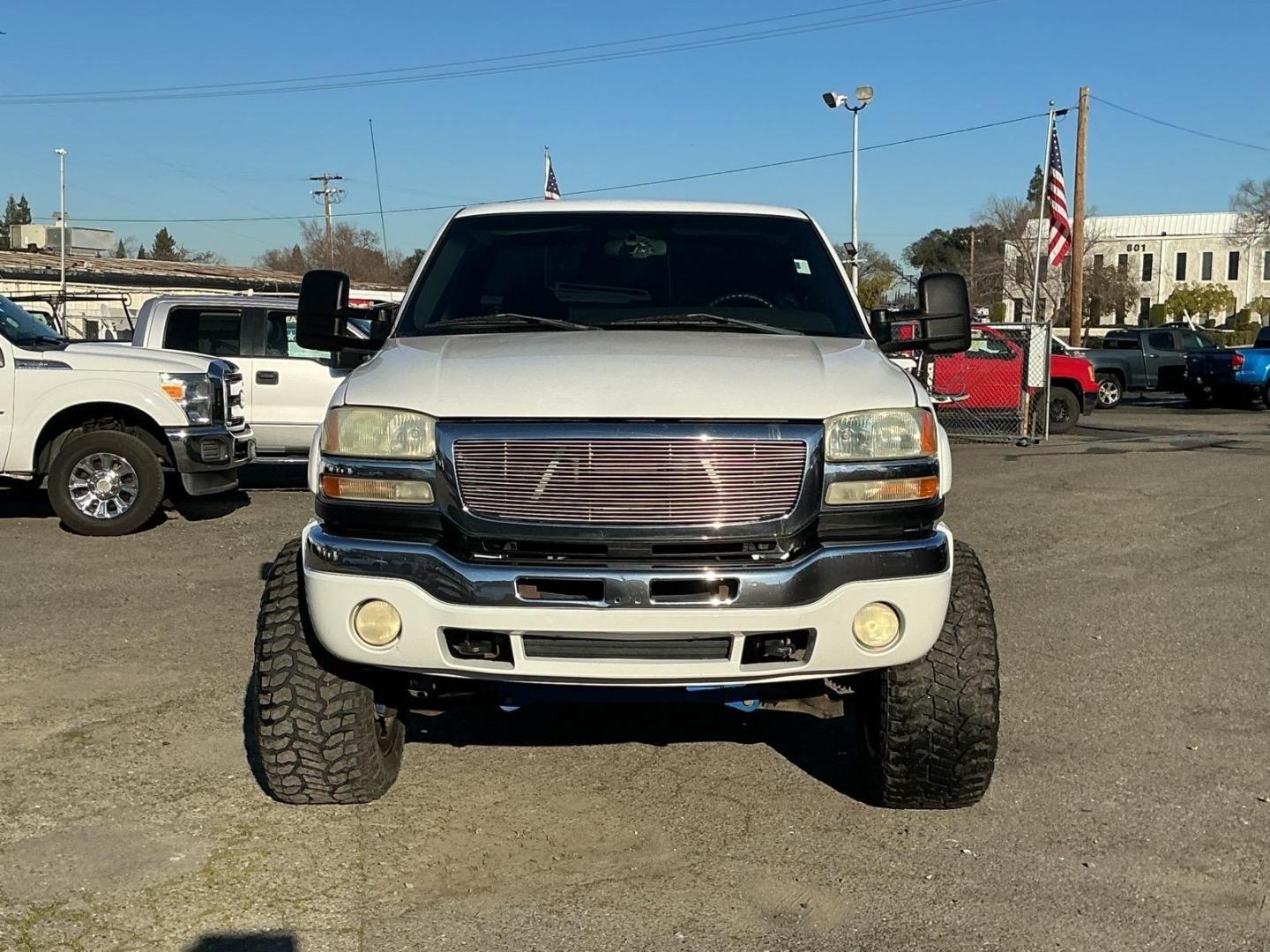 2004 Summit White GMC Sierra 2500HD SLE (1GTHK29254E) with an Duramax 6.6L Diesel Turbo V8 300hp 520ft. lbs. Other engine, 4-Speed Automatic transmission, located at 800 Riverside Ave, Roseville, CA, 95678, 916-773-4549 & Toll Free: 866-719-4393, 38.732265, -121.291039 - DURAMAX DIESEL X-CAB 4X4 SLE LIFTED CLEAN CARFAX - Photo#7
