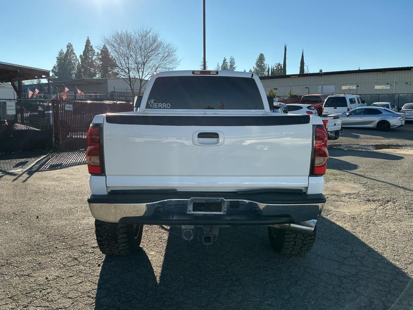 2004 Summit White GMC Sierra 2500HD SLE (1GTHK29254E) with an Duramax 6.6L Diesel Turbo V8 300hp 520ft. lbs. Other engine, 4-Speed Automatic transmission, located at 800 Riverside Ave, Roseville, CA, 95678, 916-773-4549 & Toll Free: 866-719-4393, 38.732265, -121.291039 - DURAMAX DIESEL X-CAB 4X4 SLE LIFTED CLEAN CARFAX - Photo#8