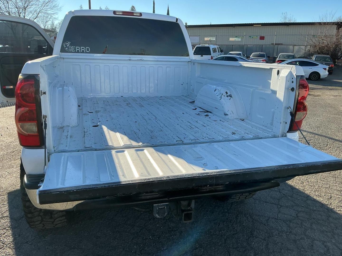 2004 Summit White GMC Sierra 2500HD SLE (1GTHK29254E) with an Duramax 6.6L Diesel Turbo V8 300hp 520ft. lbs. Other engine, 4-Speed Automatic transmission, located at 800 Riverside Ave, Roseville, CA, 95678, 916-773-4549 & Toll Free: 866-719-4393, 38.732265, -121.291039 - DURAMAX DIESEL X-CAB 4X4 SLE LIFTED CLEAN CARFAX - Photo#9