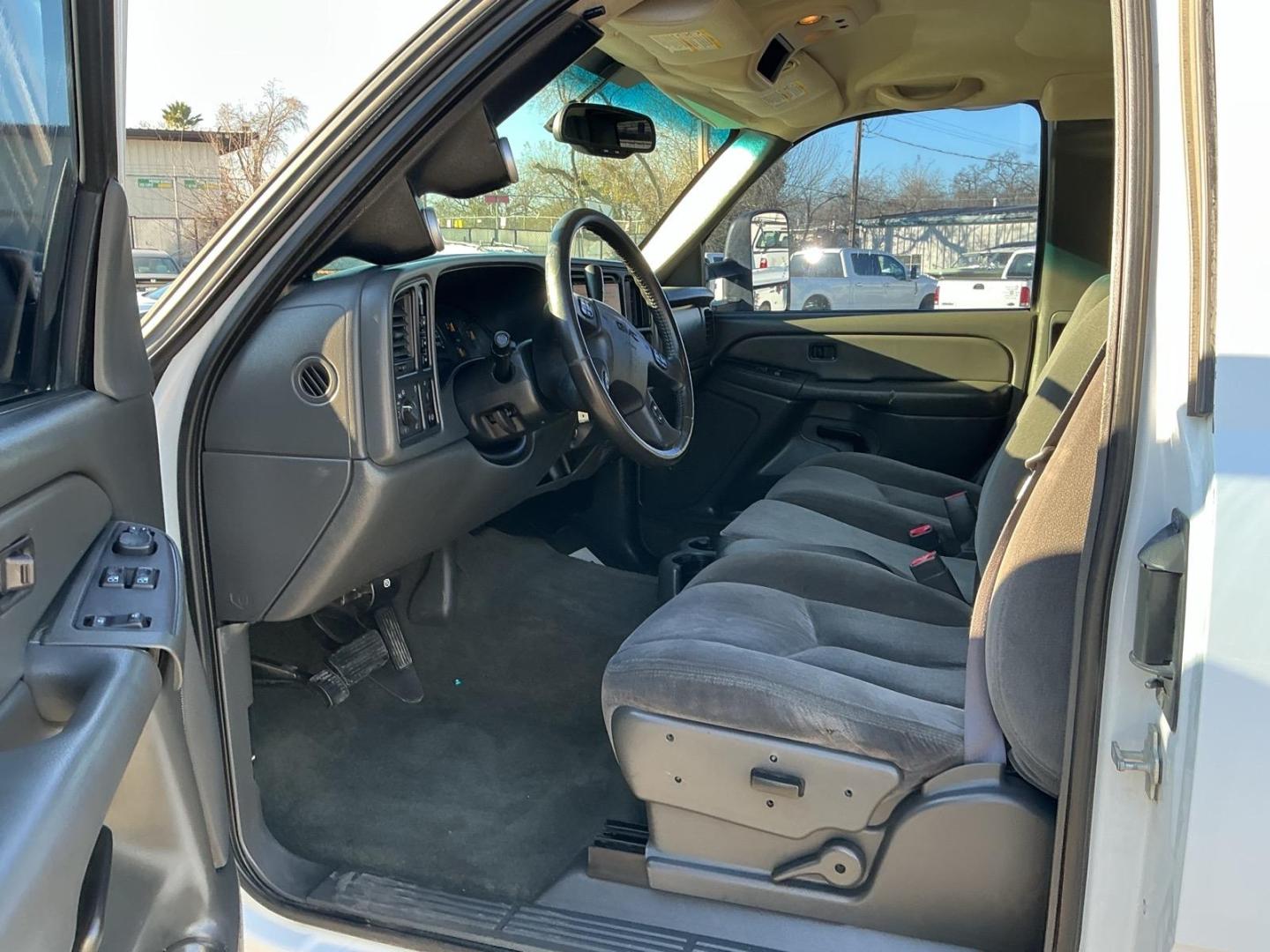 2004 Summit White GMC Sierra 2500HD SLE (1GTHK29254E) with an Duramax 6.6L Diesel Turbo V8 300hp 520ft. lbs. Other engine, 4-Speed Automatic transmission, located at 800 Riverside Ave, Roseville, CA, 95678, 916-773-4549 & Toll Free: 866-719-4393, 38.732265, -121.291039 - DURAMAX DIESEL X-CAB 4X4 SLE LIFTED CLEAN CARFAX - Photo#10