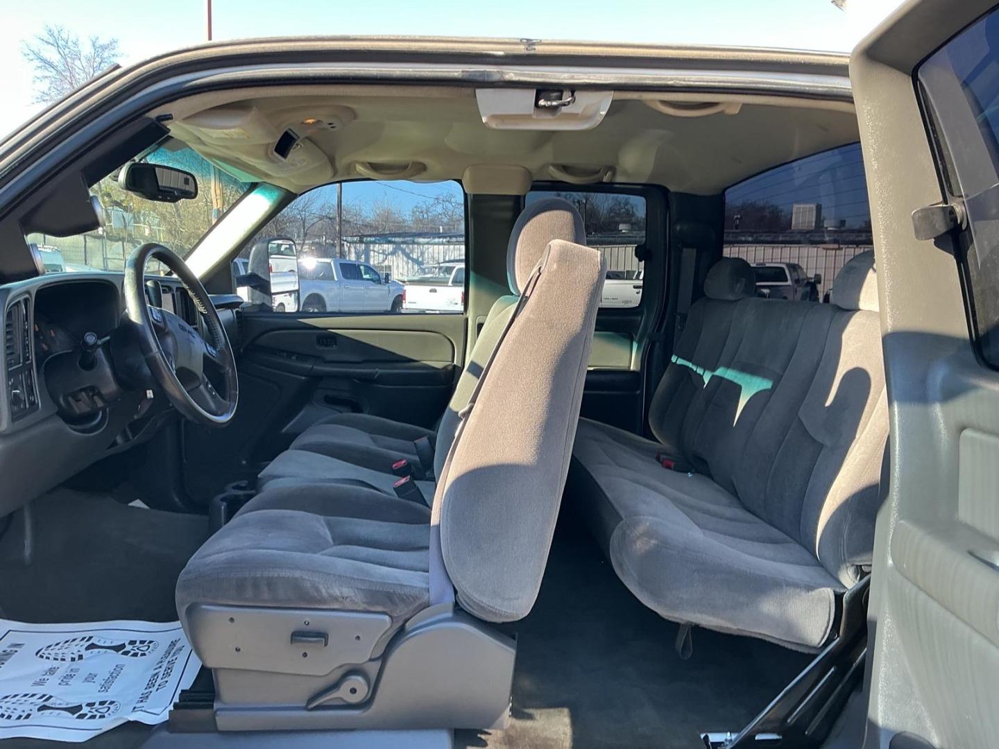2004 Summit White GMC Sierra 2500HD SLE (1GTHK29254E) with an Duramax 6.6L Diesel Turbo V8 300hp 520ft. lbs. Other engine, 4-Speed Automatic transmission, located at 800 Riverside Ave, Roseville, CA, 95678, 916-773-4549 & Toll Free: 866-719-4393, 38.732265, -121.291039 - DURAMAX DIESEL X-CAB 4X4 SLE LIFTED CLEAN CARFAX - Photo#11