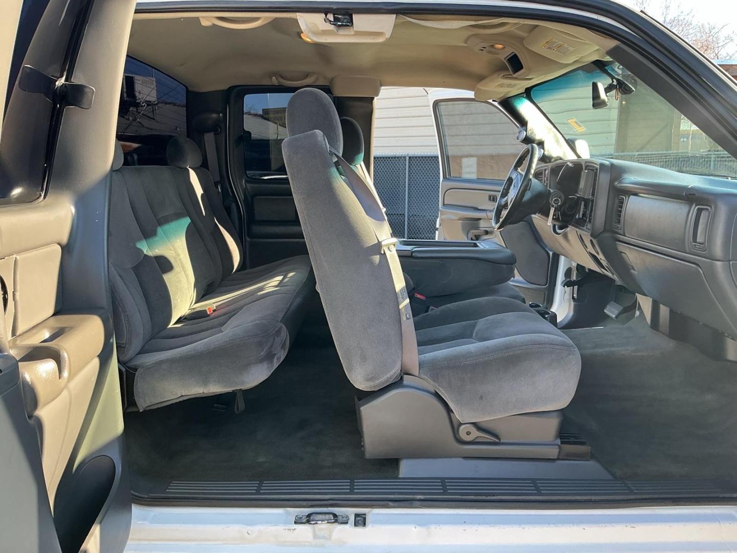 2004 Summit White GMC Sierra 2500HD SLE (1GTHK29254E) with an Duramax 6.6L Diesel Turbo V8 300hp 520ft. lbs. Other engine, 4-Speed Automatic transmission, located at 800 Riverside Ave, Roseville, CA, 95678, 916-773-4549 & Toll Free: 866-719-4393, 38.732265, -121.291039 - DURAMAX DIESEL X-CAB 4X4 SLE LIFTED CLEAN CARFAX - Photo#12