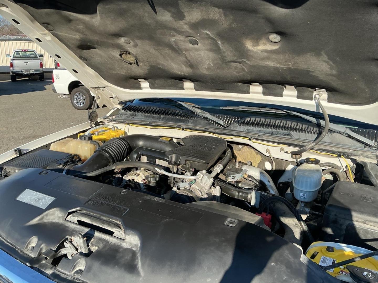 2004 Summit White GMC Sierra 2500HD SLE (1GTHK29254E) with an Duramax 6.6L Diesel Turbo V8 300hp 520ft. lbs. Other engine, 4-Speed Automatic transmission, located at 800 Riverside Ave, Roseville, CA, 95678, 916-773-4549 & Toll Free: 866-719-4393, 38.732265, -121.291039 - DURAMAX DIESEL X-CAB 4X4 SLE LIFTED CLEAN CARFAX - Photo#13