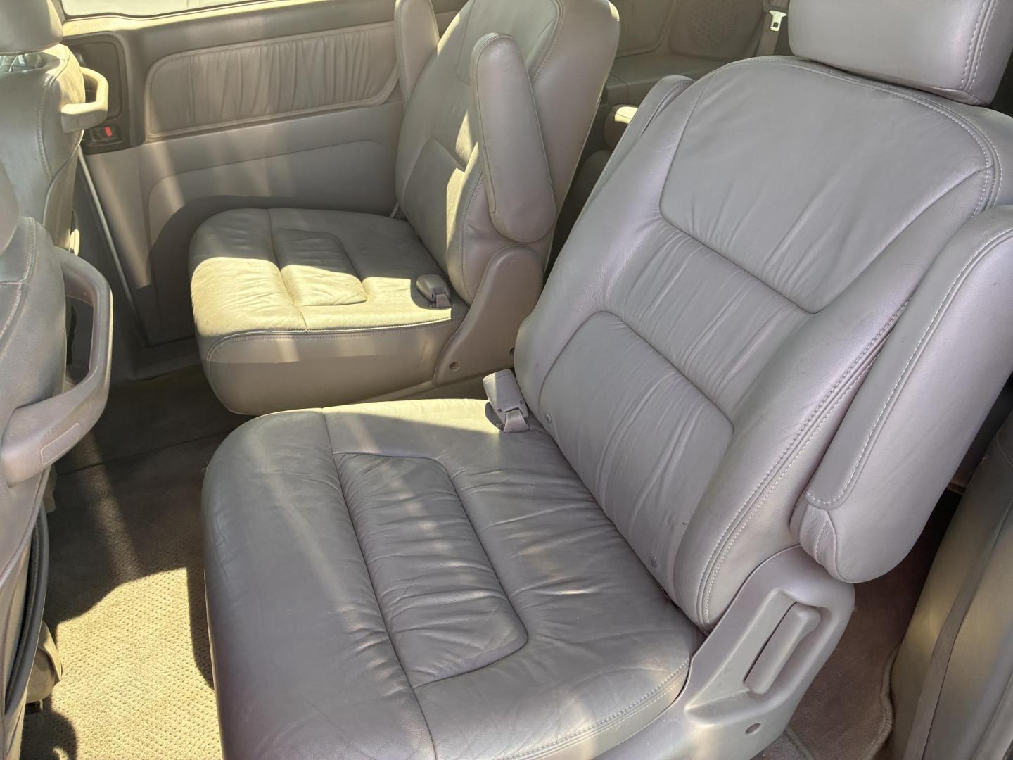 2004 Honda Odyssey EX w/ Leather and DVD (5FNRL18054B) with an 3.5L V6 SOHC 24V engine, 5-Speed Automatic Overdrive transmission, located at 44356 Date Ave., Lancaster, CA, 93534, (661) 945-6555, 34.688919, -118.139374- Photo#6