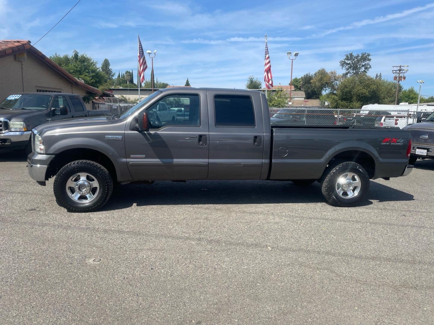 2005 Dark Shadow Grey Clearcoat Metallic Ford F-250 Super Duty Lariat (1FTSW21P45E) with an 6.0L Power Stroke 6.0L Diesel Turbo V8 325hp 560ft. lbs. Direct Injection engine, 5-Speed Automatic transmission, located at 800 Riverside Ave, Roseville, CA, 95678, 916-773-4549 & Toll Free: 866-719-4393, 38.732265, -121.291039 - DIESEL CREW CAB 4X4 FX4 LARIAT HEADSTUDS SERVICE RECORDS- Photo#4