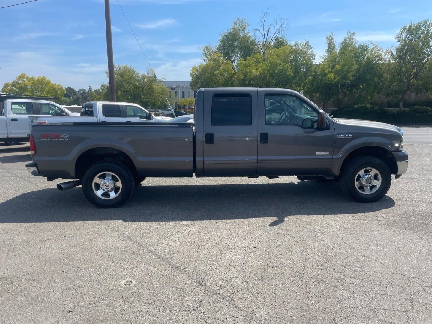 2005 Dark Shadow Grey Clearcoat Metallic Ford F-250 Super Duty Lariat (1FTSW21P45E) with an 6.0L Power Stroke 6.0L Diesel Turbo V8 325hp 560ft. lbs. Direct Injection engine, 5-Speed Automatic transmission, located at 800 Riverside Ave, Roseville, CA, 95678, 916-773-4549 & Toll Free: 866-719-4393, 38.732265, -121.291039 - DIESEL CREW CAB 4X4 FX4 LARIAT HEADSTUDS SERVICE RECORDS- Photo#5