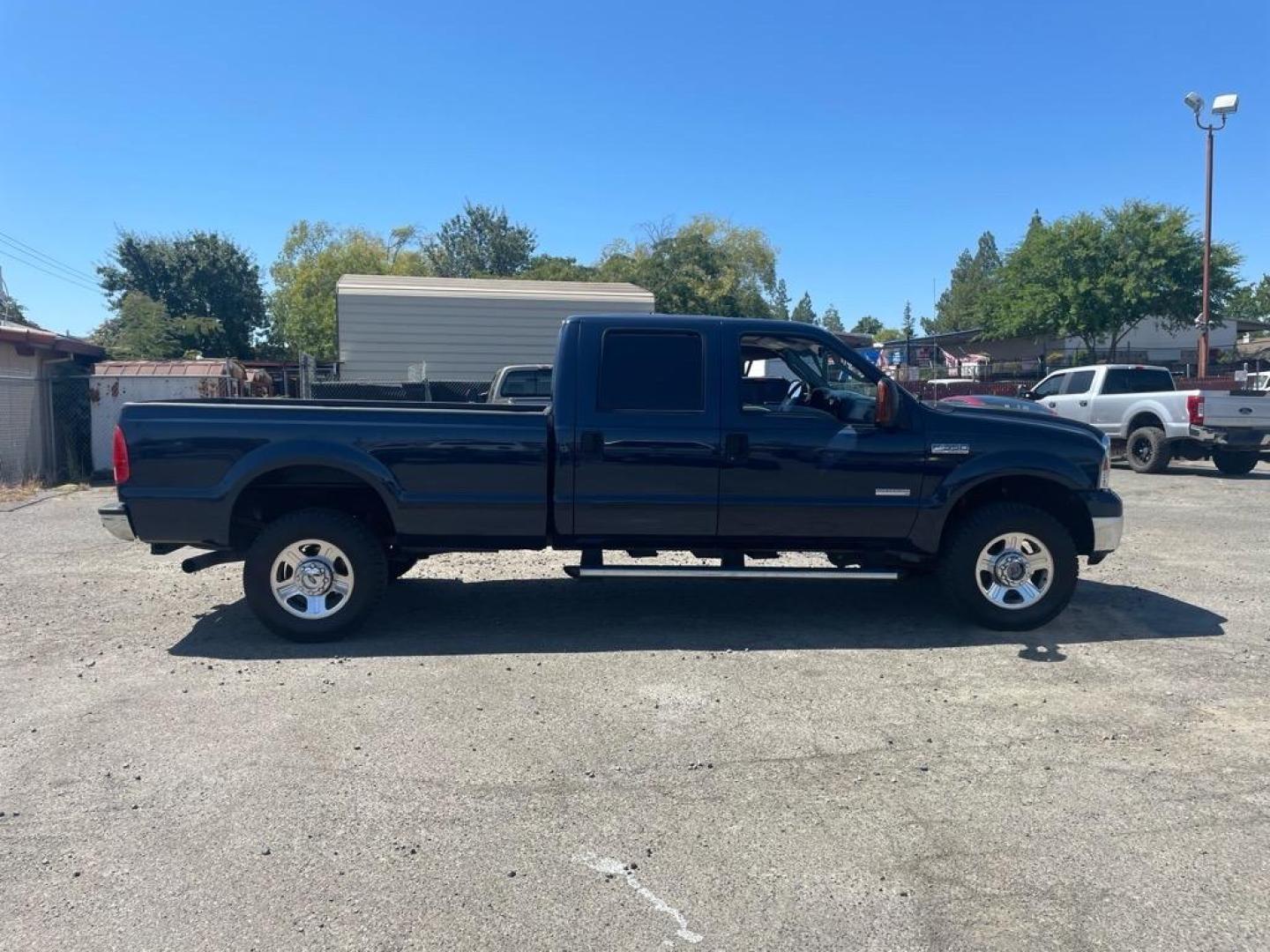 2005 True Blue Clearcoat Metallic Ford F-350 Super Duty Lariat (1FTWW31P25E) with an 6.0L Power Stroke 6.0L Diesel Turbo V8 325hp 560ft. lbs. Direct Injection engine, 5-Speed Automatic transmission, located at 800 Riverside Ave, Roseville, CA, 95678, 916-773-4549 & Toll Free: 866-719-4393, 38.732265, -121.291039 - DIESEL CREW CAB 4X4 LARIAT LOW MILES BULLET PROOF EGR AND OIL COOLER MOON ROOF CLEAN CARFAX - Photo#5