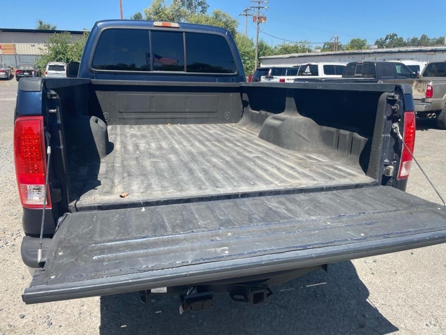 2005 True Blue Clearcoat Metallic Ford F-350 Super Duty Lariat (1FTWW31P25E) with an 6.0L Power Stroke 6.0L Diesel Turbo V8 325hp 560ft. lbs. Direct Injection engine, 5-Speed Automatic transmission, located at 800 Riverside Ave, Roseville, CA, 95678, 916-773-4549 & Toll Free: 866-719-4393, 38.732265, -121.291039 - DIESEL CREW CAB 4X4 LARIAT LOW MILES BULLET PROOF EGR AND OIL COOLER MOON ROOF CLEAN CARFAX - Photo#9