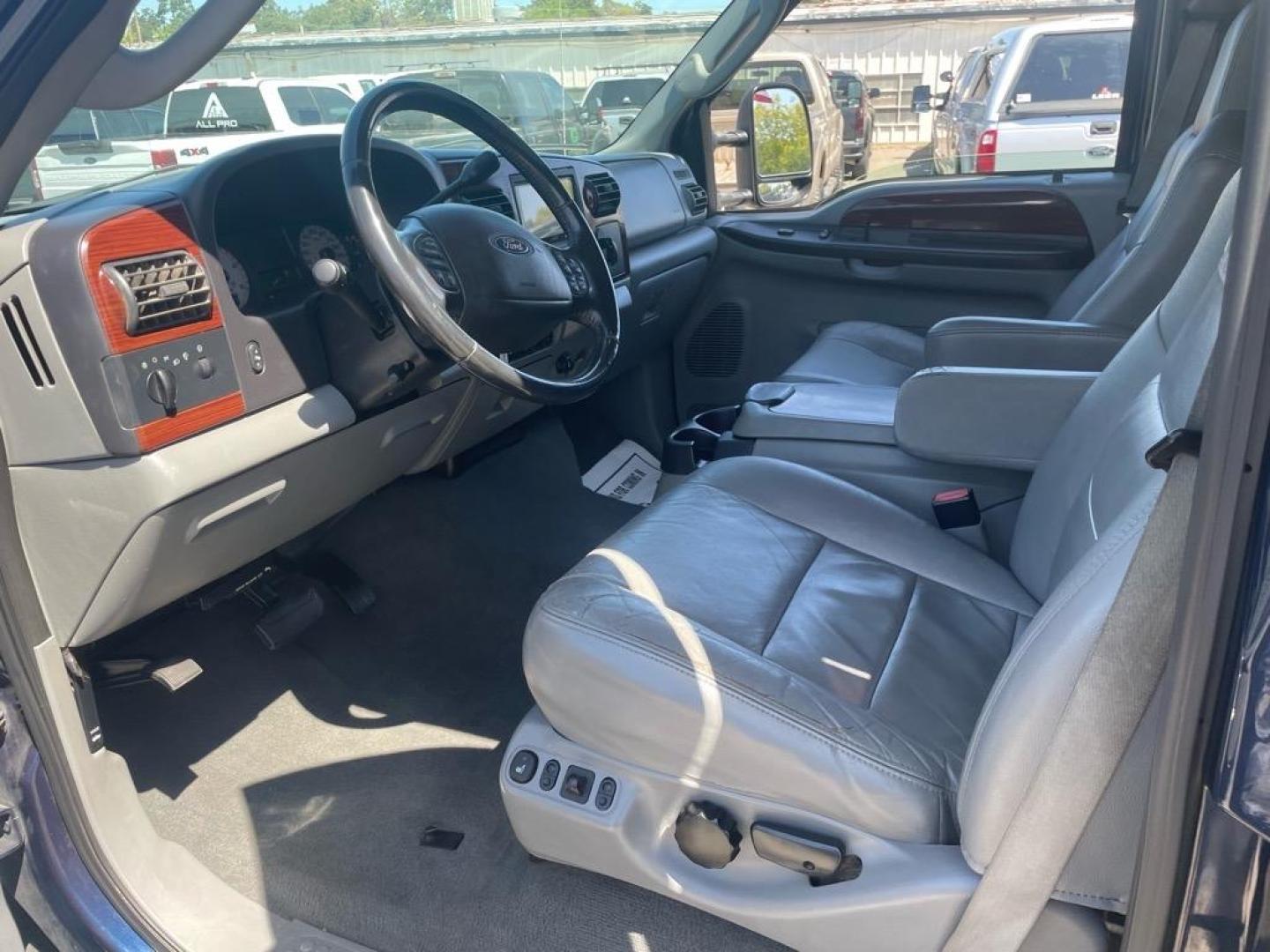 2005 True Blue Clearcoat Metallic Ford F-350 Super Duty Lariat (1FTWW31P25E) with an 6.0L Power Stroke 6.0L Diesel Turbo V8 325hp 560ft. lbs. Direct Injection engine, 5-Speed Automatic transmission, located at 800 Riverside Ave, Roseville, CA, 95678, 916-773-4549 & Toll Free: 866-719-4393, 38.732265, -121.291039 - DIESEL CREW CAB 4X4 LARIAT LOW MILES BULLET PROOF EGR AND OIL COOLER MOON ROOF CLEAN CARFAX - Photo#11