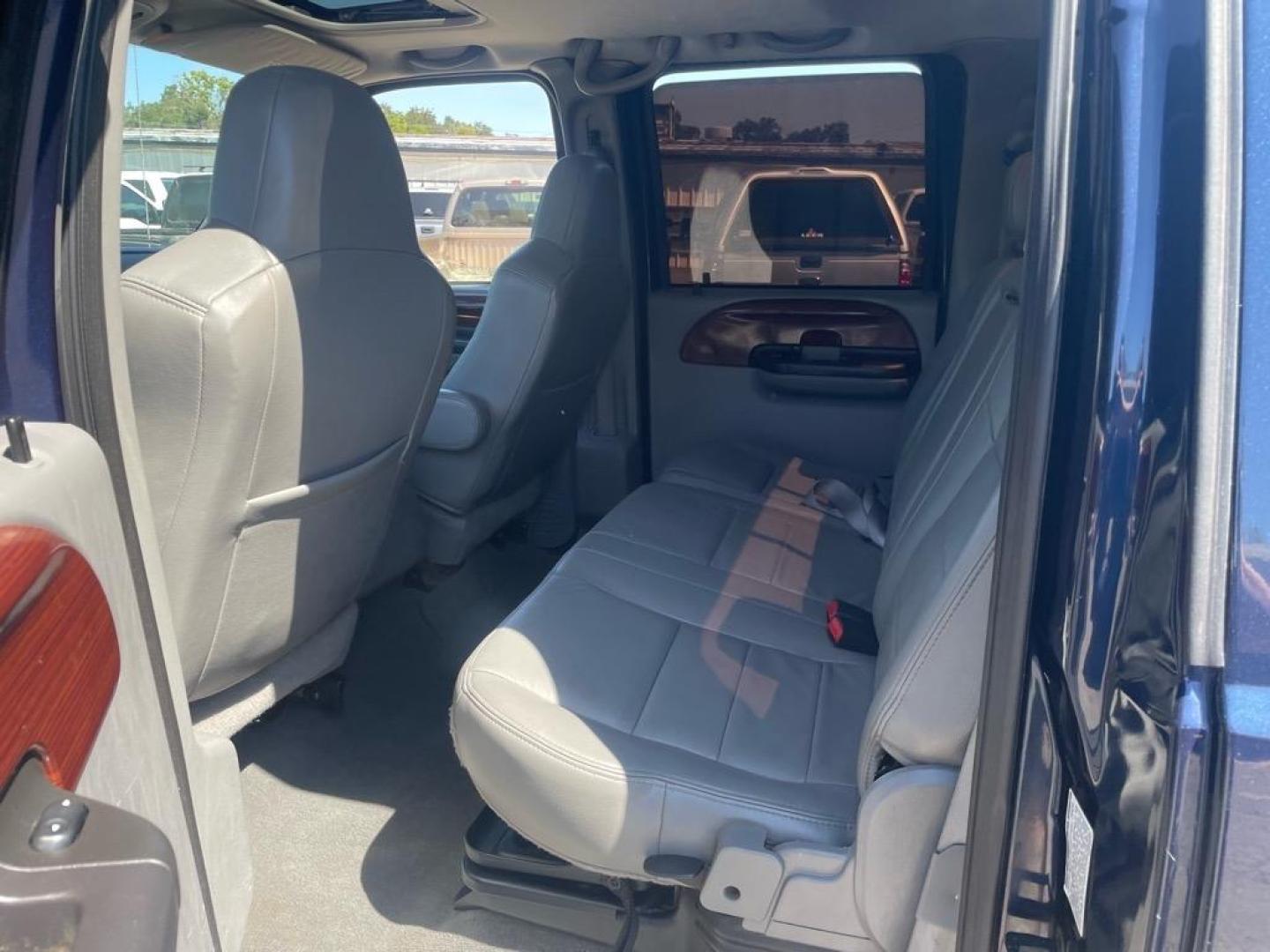 2005 True Blue Clearcoat Metallic Ford F-350 Super Duty Lariat (1FTWW31P25E) with an 6.0L Power Stroke 6.0L Diesel Turbo V8 325hp 560ft. lbs. Direct Injection engine, 5-Speed Automatic transmission, located at 800 Riverside Ave, Roseville, CA, 95678, 916-773-4549 & Toll Free: 866-719-4393, 38.732265, -121.291039 - DIESEL CREW CAB 4X4 LARIAT LOW MILES BULLET PROOF EGR AND OIL COOLER MOON ROOF CLEAN CARFAX - Photo#12