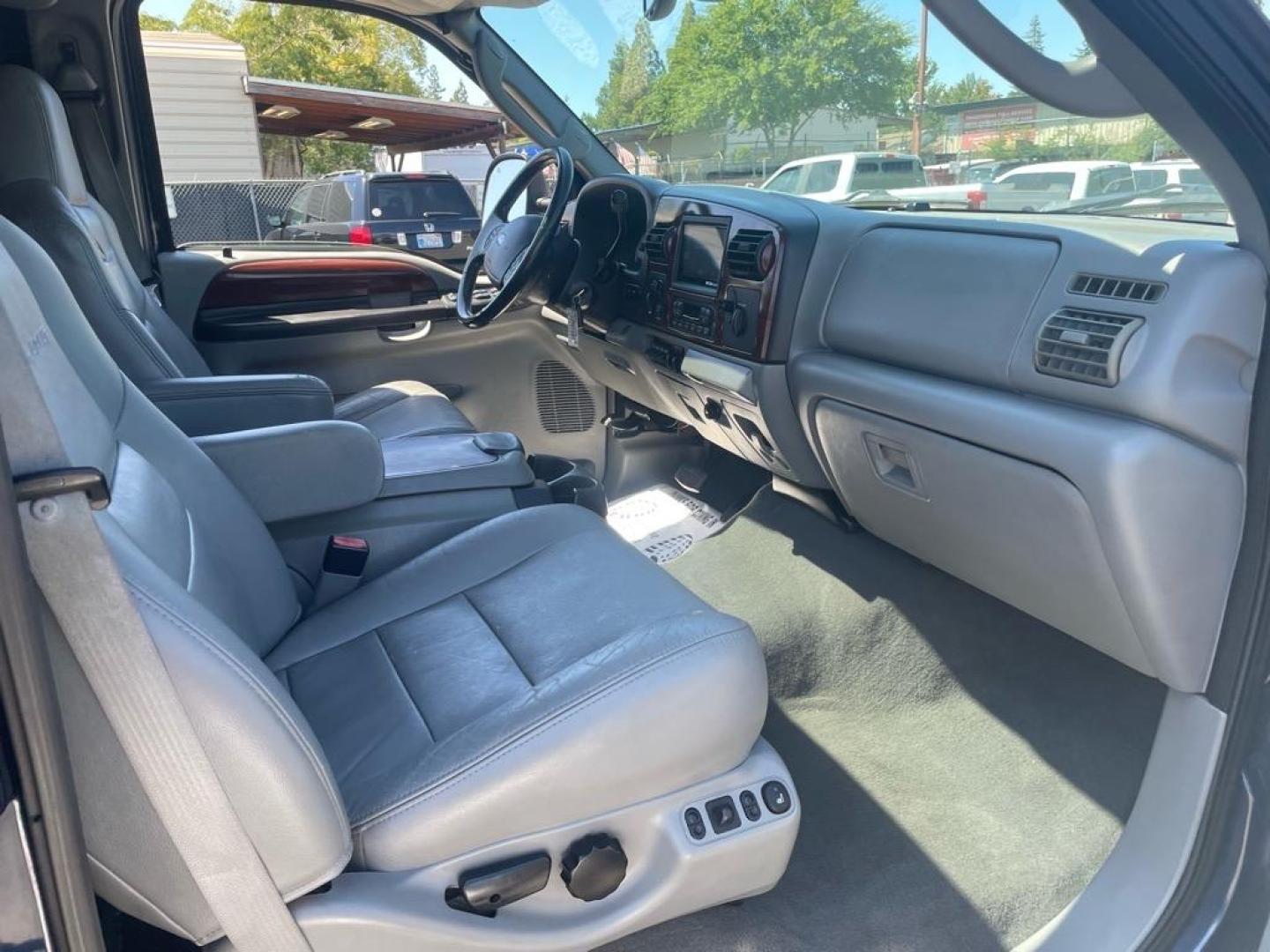 2005 True Blue Clearcoat Metallic Ford F-350 Super Duty Lariat (1FTWW31P25E) with an 6.0L Power Stroke 6.0L Diesel Turbo V8 325hp 560ft. lbs. Direct Injection engine, 5-Speed Automatic transmission, located at 800 Riverside Ave, Roseville, CA, 95678, 916-773-4549 & Toll Free: 866-719-4393, 38.732265, -121.291039 - DIESEL CREW CAB 4X4 LARIAT LOW MILES BULLET PROOF EGR AND OIL COOLER MOON ROOF CLEAN CARFAX - Photo#13