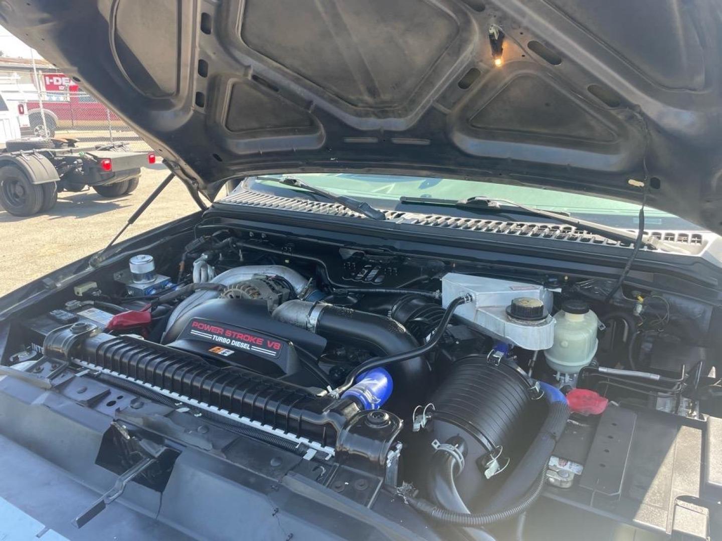 2005 True Blue Clearcoat Metallic Ford F-350 Super Duty Lariat (1FTWW31P25E) with an 6.0L Power Stroke 6.0L Diesel Turbo V8 325hp 560ft. lbs. Direct Injection engine, 5-Speed Automatic transmission, located at 800 Riverside Ave, Roseville, CA, 95678, 916-773-4549 & Toll Free: 866-719-4393, 38.732265, -121.291039 - DIESEL CREW CAB 4X4 LARIAT LOW MILES BULLET PROOF EGR AND OIL COOLER MOON ROOF CLEAN CARFAX - Photo#15