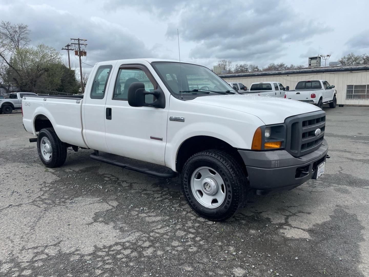 2005 Oxford White Clearcoat Ford F-350 Super Duty XL (1FTWX31PX5E) with an 6.0L Power Stroke 6.0L Diesel Turbo V8 325hp 560ft. lbs. Direct Injection engine, 6-Speed Manual transmission, located at 800 Riverside Ave, Roseville, CA, 95678, 916-773-4549 & Toll Free: 866-719-4393, 38.732265, -121.291039 - DIESEL SUPER CAB 4X4 6 SPEED MANUAL TRANSMISSION LOW MILES ONE OWNER SERVICE RECORDS ON CLEAN CARFAX- Photo#1