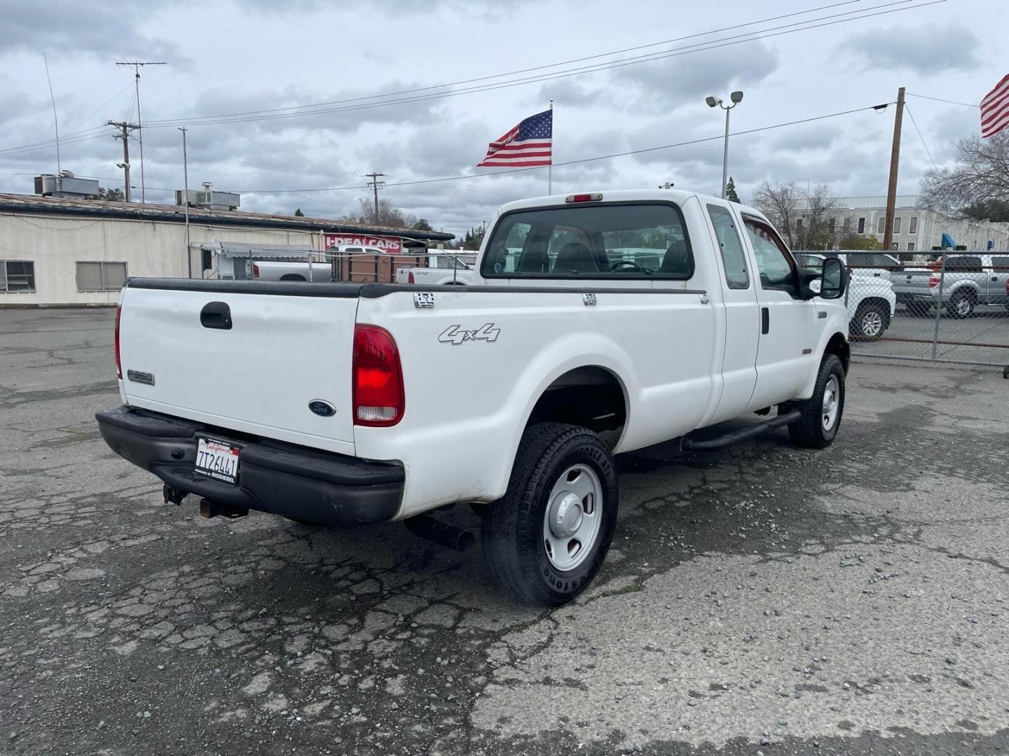 2005 Oxford White Clearcoat Ford F-350 Super Duty XL (1FTWX31PX5E) with an 6.0L Power Stroke 6.0L Diesel Turbo V8 325hp 560ft. lbs. Direct Injection engine, 6-Speed Manual transmission, located at 800 Riverside Ave, Roseville, CA, 95678, 916-773-4549 & Toll Free: 866-719-4393, 38.732265, -121.291039 - DIESEL SUPER CAB 4X4 6 SPEED MANUAL TRANSMISSION LOW MILES ONE OWNER SERVICE RECORDS ON CLEAN CARFAX- Photo#2