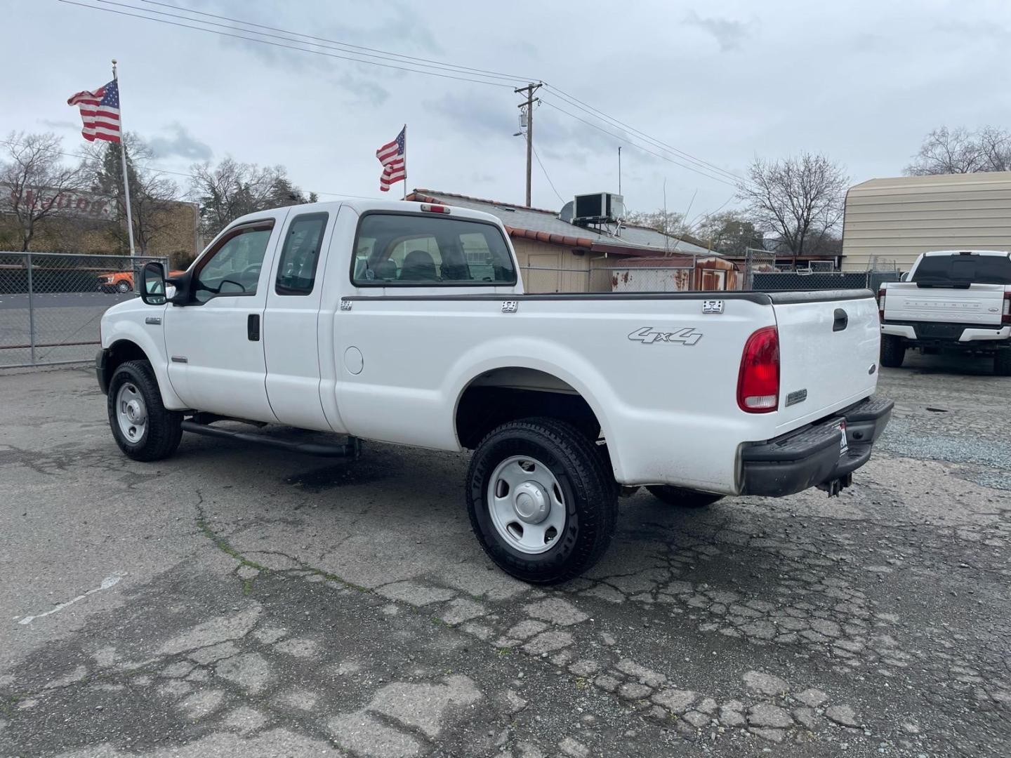 2005 Oxford White Clearcoat Ford F-350 Super Duty XL (1FTWX31PX5E) with an 6.0L Power Stroke 6.0L Diesel Turbo V8 325hp 560ft. lbs. Direct Injection engine, 6-Speed Manual transmission, located at 800 Riverside Ave, Roseville, CA, 95678, 916-773-4549 & Toll Free: 866-719-4393, 38.732265, -121.291039 - DIESEL SUPER CAB 4X4 6 SPEED MANUAL TRANSMISSION LOW MILES ONE OWNER SERVICE RECORDS ON CLEAN CARFAX- Photo#3