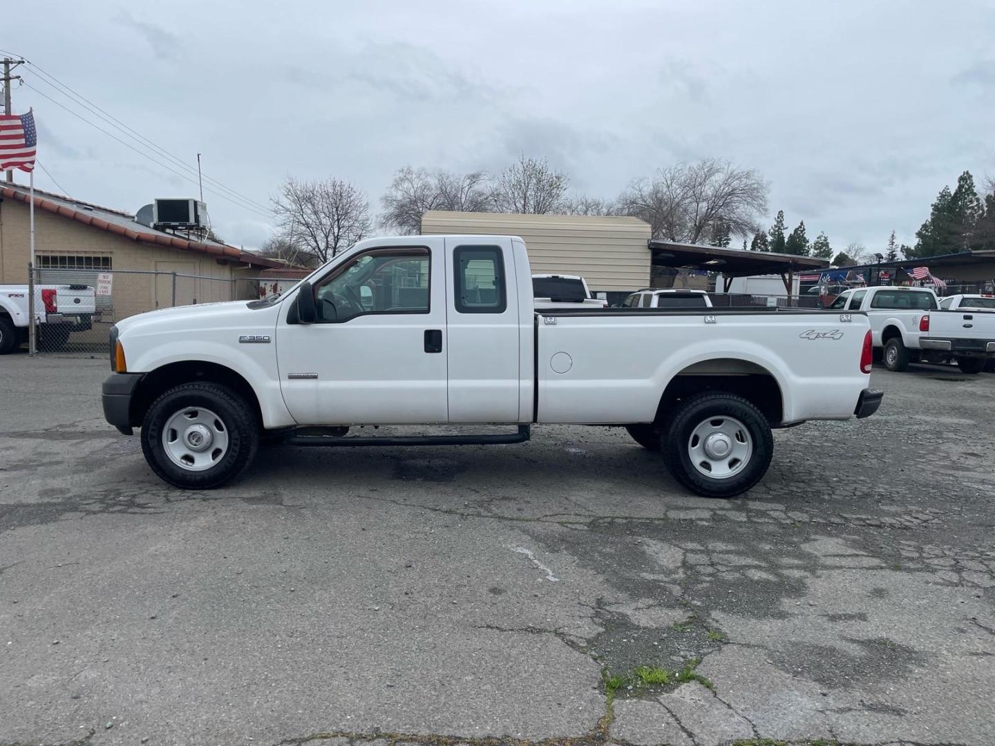 2005 Oxford White Clearcoat Ford F-350 Super Duty XL (1FTWX31PX5E) with an 6.0L Power Stroke 6.0L Diesel Turbo V8 325hp 560ft. lbs. Direct Injection engine, 6-Speed Manual transmission, located at 800 Riverside Ave, Roseville, CA, 95678, 916-773-4549 & Toll Free: 866-719-4393, 38.732265, -121.291039 - DIESEL SUPER CAB 4X4 6 SPEED MANUAL TRANSMISSION LOW MILES ONE OWNER SERVICE RECORDS ON CLEAN CARFAX- Photo#4