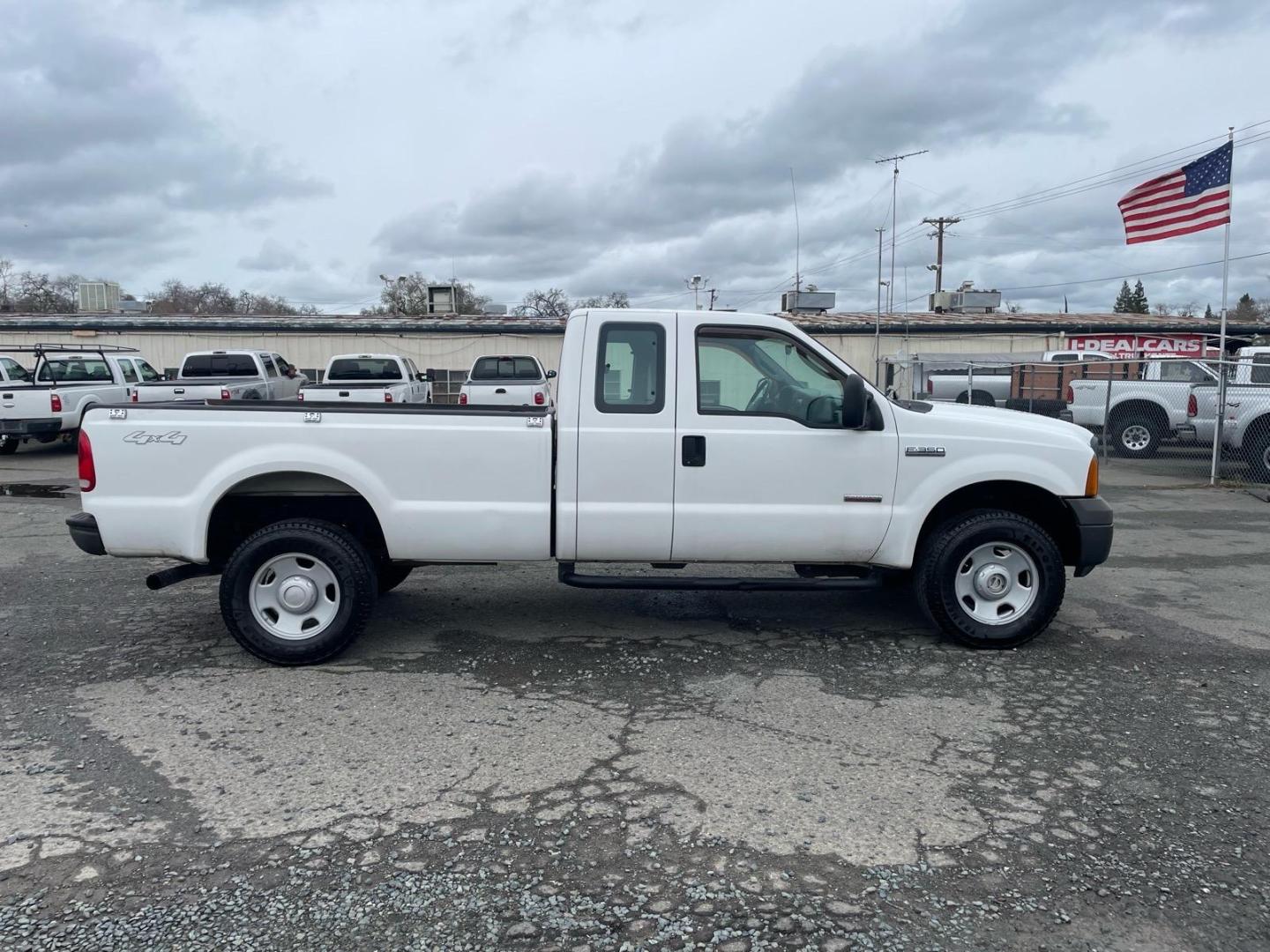 2005 Oxford White Clearcoat Ford F-350 Super Duty XL (1FTWX31PX5E) with an 6.0L Power Stroke 6.0L Diesel Turbo V8 325hp 560ft. lbs. Direct Injection engine, 6-Speed Manual transmission, located at 800 Riverside Ave, Roseville, CA, 95678, 916-773-4549 & Toll Free: 866-719-4393, 38.732265, -121.291039 - DIESEL SUPER CAB 4X4 6 SPEED MANUAL TRANSMISSION LOW MILES ONE OWNER SERVICE RECORDS ON CLEAN CARFAX- Photo#5