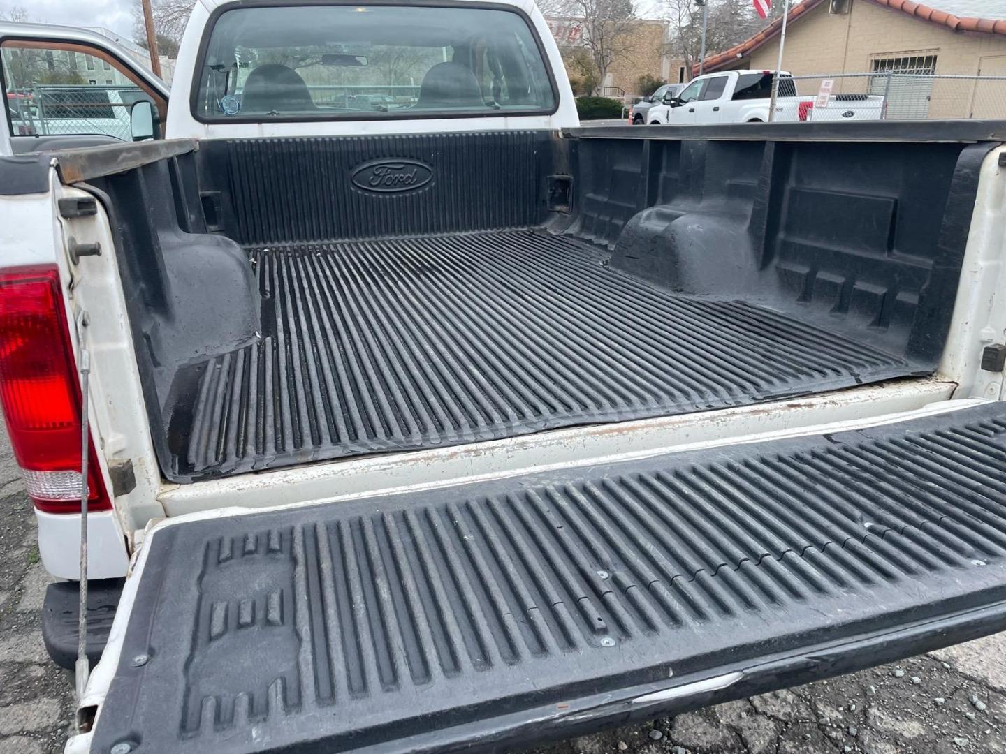 2005 Oxford White Clearcoat Ford F-350 Super Duty XL (1FTWX31PX5E) with an 6.0L Power Stroke 6.0L Diesel Turbo V8 325hp 560ft. lbs. Direct Injection engine, 6-Speed Manual transmission, located at 800 Riverside Ave, Roseville, CA, 95678, 916-773-4549 & Toll Free: 866-719-4393, 38.732265, -121.291039 - DIESEL SUPER CAB 4X4 6 SPEED MANUAL TRANSMISSION LOW MILES ONE OWNER SERVICE RECORDS ON CLEAN CARFAX- Photo#8