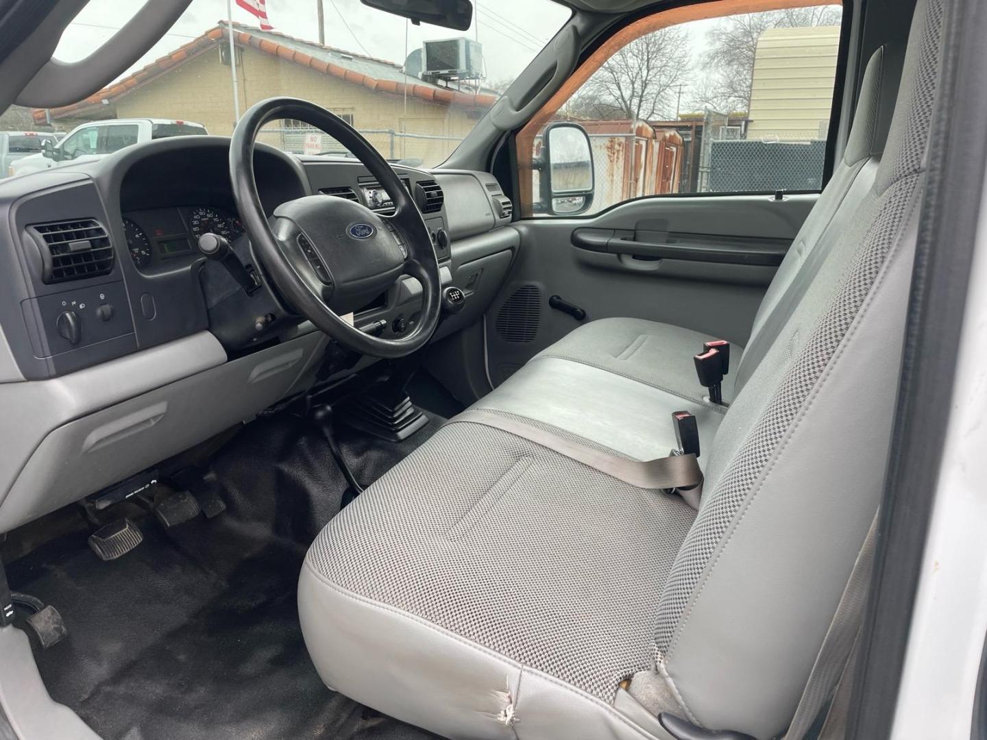 2005 Oxford White Clearcoat Ford F-350 Super Duty XL (1FTWX31PX5E) with an 6.0L Power Stroke 6.0L Diesel Turbo V8 325hp 560ft. lbs. Direct Injection engine, 6-Speed Manual transmission, located at 800 Riverside Ave, Roseville, CA, 95678, 916-773-4549 & Toll Free: 866-719-4393, 38.732265, -121.291039 - DIESEL SUPER CAB 4X4 6 SPEED MANUAL TRANSMISSION LOW MILES ONE OWNER SERVICE RECORDS ON CLEAN CARFAX- Photo#9
