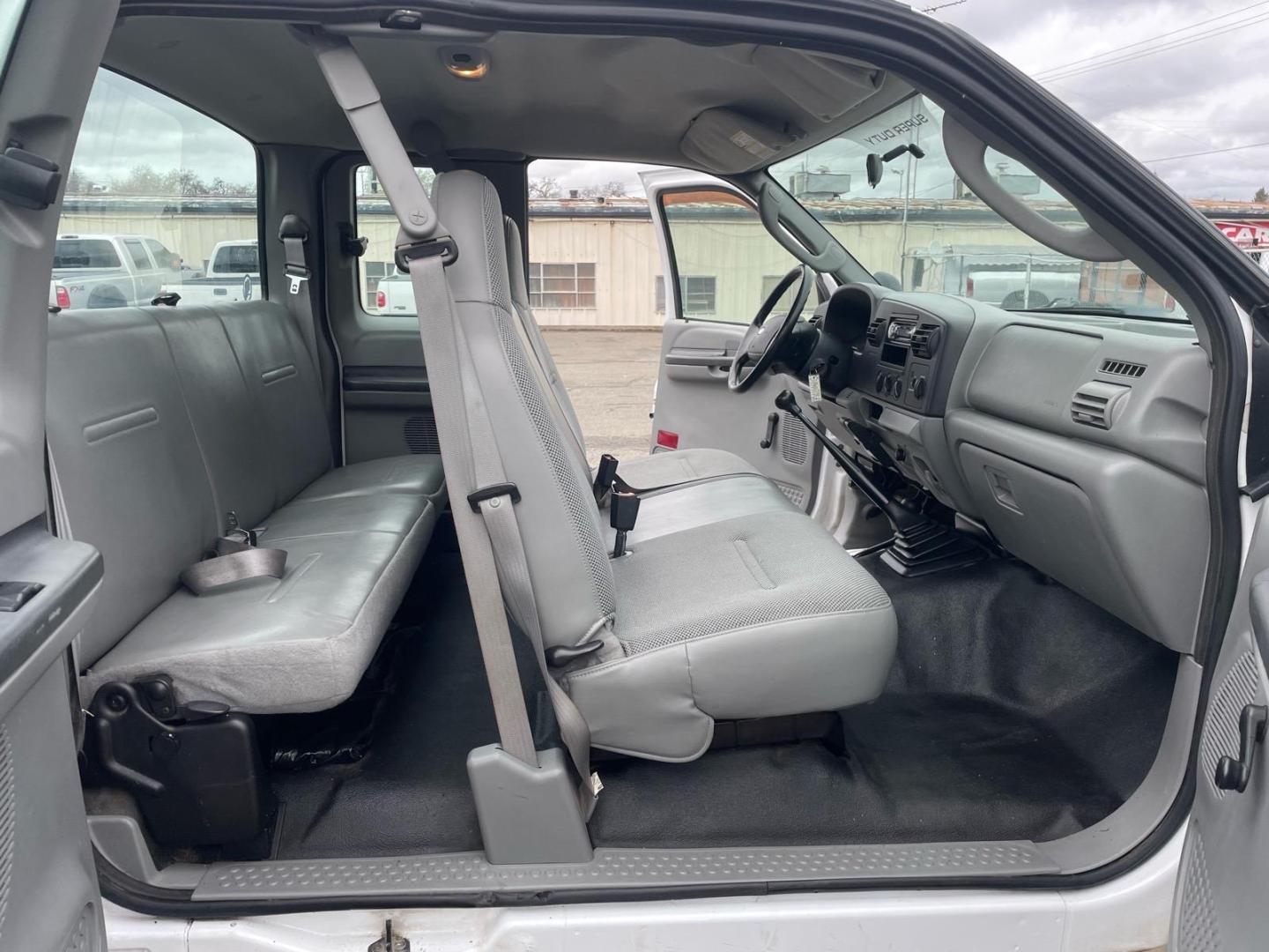 2005 Oxford White Clearcoat Ford F-350 Super Duty XL (1FTWX31PX5E) with an 6.0L Power Stroke 6.0L Diesel Turbo V8 325hp 560ft. lbs. Direct Injection engine, 6-Speed Manual transmission, located at 800 Riverside Ave, Roseville, CA, 95678, 916-773-4549 & Toll Free: 866-719-4393, 38.732265, -121.291039 - DIESEL SUPER CAB 4X4 6 SPEED MANUAL TRANSMISSION LOW MILES ONE OWNER SERVICE RECORDS ON CLEAN CARFAX- Photo#11