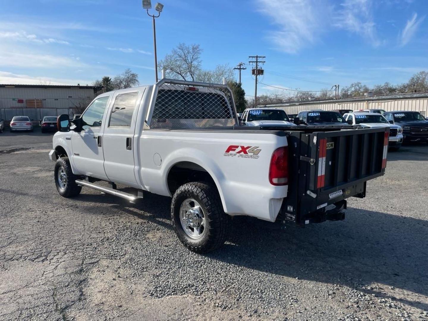 2005 Oxford White Clearcoat Ford F-250 Super Duty Lariat (1FTSW21P35E) with an 6.0L Power Stroke 6.0L Diesel Turbo V8 325hp 560ft. lbs. Direct Injection engine, 5-Speed Automatic transmission, located at 800 Riverside Ave, Roseville, CA, 95678, 916-773-4549 & Toll Free: 866-719-4393, 38.732265, -121.291039 - DIESEL CREW CAB 4X4 FX4 LARIAT LIFTGATE WINCH - Photo#2