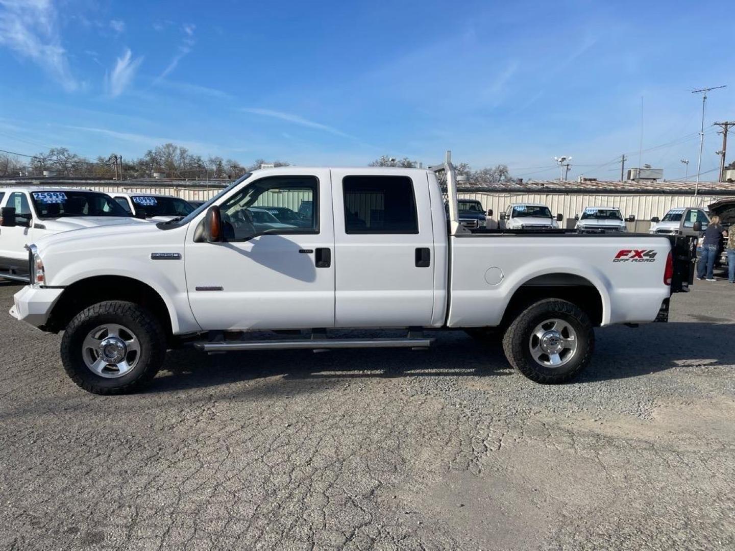 2005 Oxford White Clearcoat Ford F-250 Super Duty Lariat (1FTSW21P35E) with an 6.0L Power Stroke 6.0L Diesel Turbo V8 325hp 560ft. lbs. Direct Injection engine, 5-Speed Automatic transmission, located at 800 Riverside Ave, Roseville, CA, 95678, 916-773-4549 & Toll Free: 866-719-4393, 38.732265, -121.291039 - DIESEL CREW CAB 4X4 FX4 LARIAT LIFTGATE WINCH - Photo#4