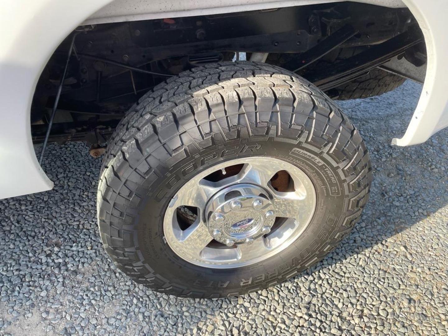2005 Oxford White Clearcoat Ford F-250 Super Duty Lariat (1FTSW21P35E) with an 6.0L Power Stroke 6.0L Diesel Turbo V8 325hp 560ft. lbs. Direct Injection engine, 5-Speed Automatic transmission, located at 800 Riverside Ave, Roseville, CA, 95678, 916-773-4549 & Toll Free: 866-719-4393, 38.732265, -121.291039 - DIESEL CREW CAB 4X4 FX4 LARIAT LIFTGATE WINCH - Photo#6
