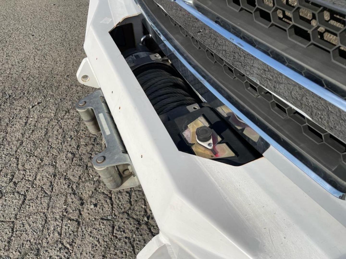 2005 Oxford White Clearcoat Ford F-250 Super Duty Lariat (1FTSW21P35E) with an 6.0L Power Stroke 6.0L Diesel Turbo V8 325hp 560ft. lbs. Direct Injection engine, 5-Speed Automatic transmission, located at 800 Riverside Ave, Roseville, CA, 95678, 916-773-4549 & Toll Free: 866-719-4393, 38.732265, -121.291039 - DIESEL CREW CAB 4X4 FX4 LARIAT LIFTGATE WINCH - Photo#8