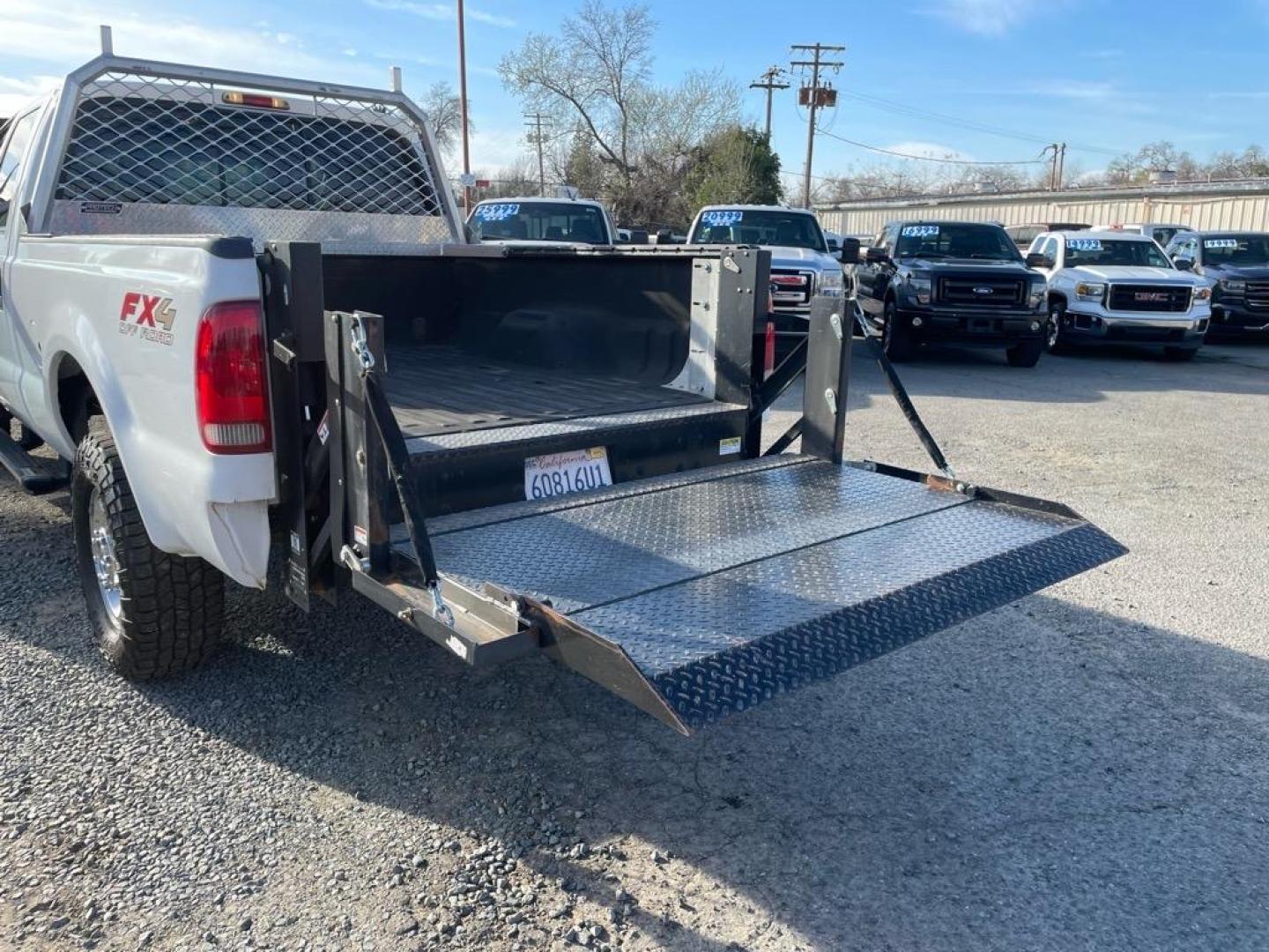 2005 Oxford White Clearcoat Ford F-250 Super Duty Lariat (1FTSW21P35E) with an 6.0L Power Stroke 6.0L Diesel Turbo V8 325hp 560ft. lbs. Direct Injection engine, 5-Speed Automatic transmission, located at 800 Riverside Ave, Roseville, CA, 95678, 916-773-4549 & Toll Free: 866-719-4393, 38.732265, -121.291039 - DIESEL CREW CAB 4X4 FX4 LARIAT LIFTGATE WINCH - Photo#10