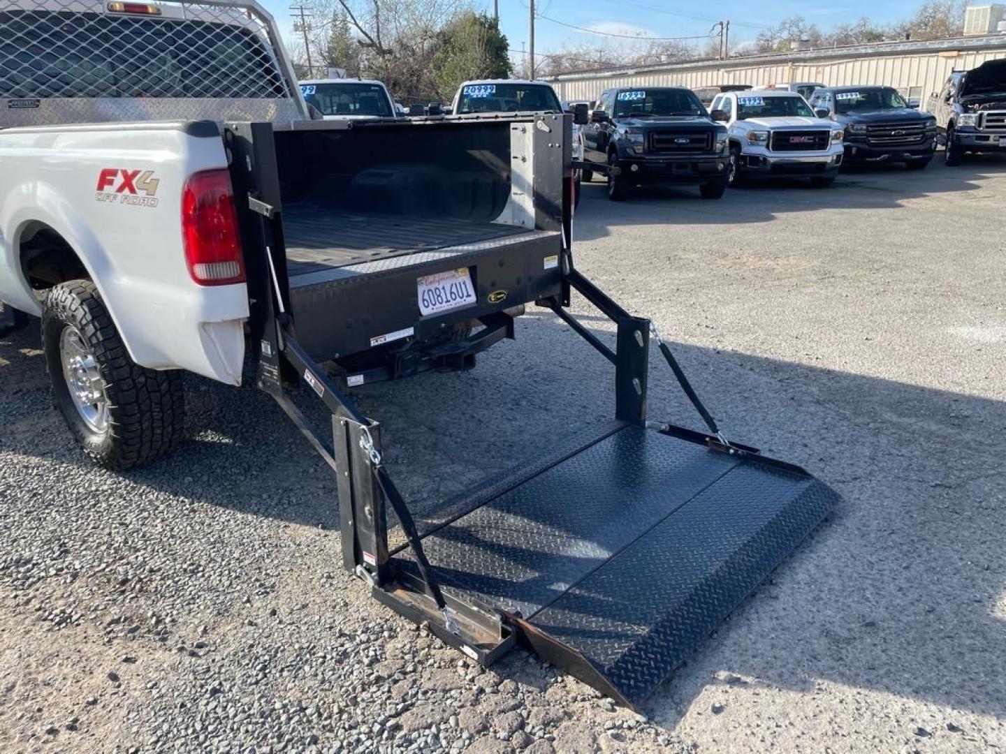 2005 Oxford White Clearcoat Ford F-250 Super Duty Lariat (1FTSW21P35E) with an 6.0L Power Stroke 6.0L Diesel Turbo V8 325hp 560ft. lbs. Direct Injection engine, 5-Speed Automatic transmission, located at 800 Riverside Ave, Roseville, CA, 95678, 916-773-4549 & Toll Free: 866-719-4393, 38.732265, -121.291039 - DIESEL CREW CAB 4X4 FX4 LARIAT LIFTGATE WINCH - Photo#11