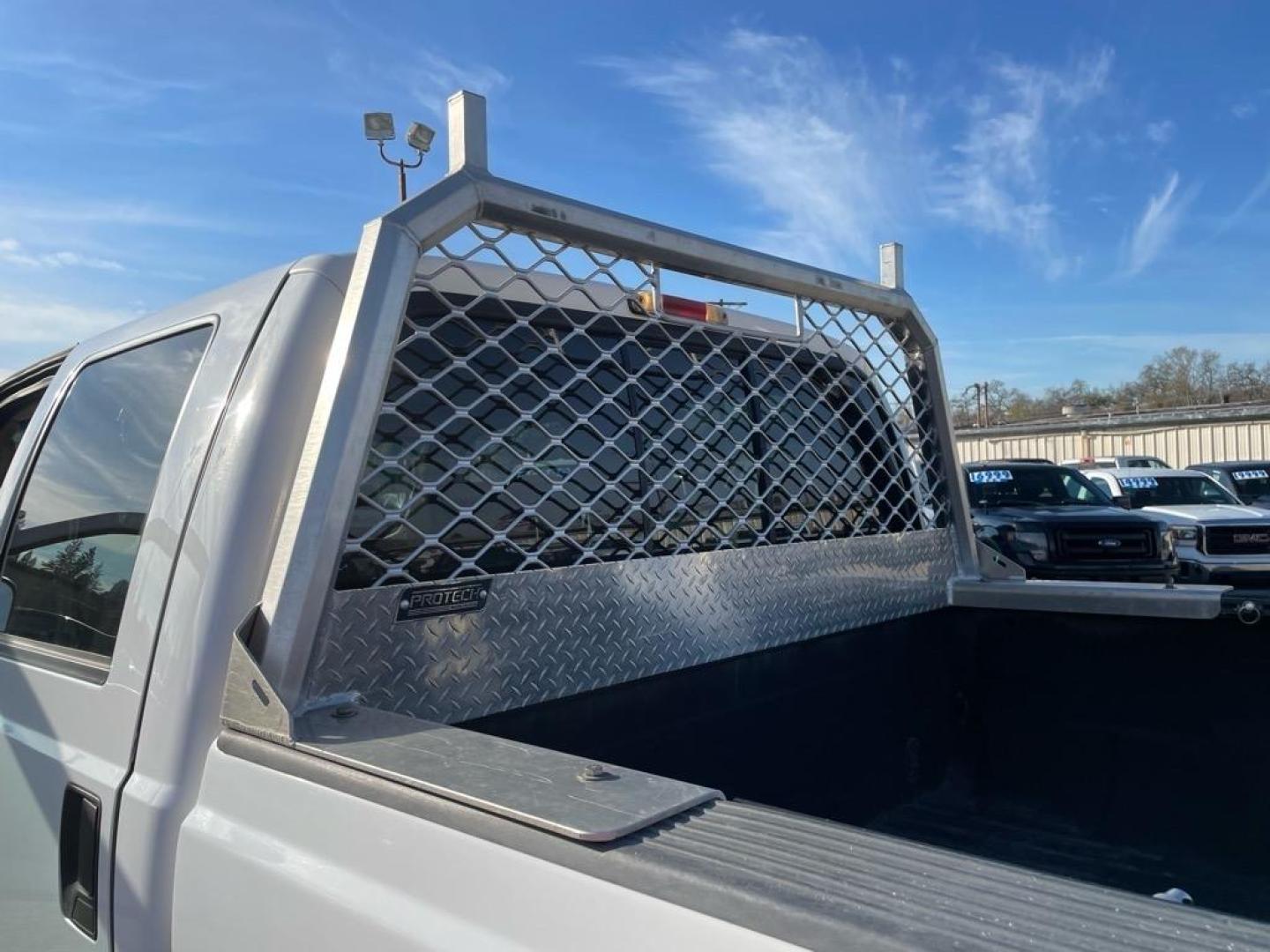 2005 Oxford White Clearcoat Ford F-250 Super Duty Lariat (1FTSW21P35E) with an 6.0L Power Stroke 6.0L Diesel Turbo V8 325hp 560ft. lbs. Direct Injection engine, 5-Speed Automatic transmission, located at 800 Riverside Ave, Roseville, CA, 95678, 916-773-4549 & Toll Free: 866-719-4393, 38.732265, -121.291039 - DIESEL CREW CAB 4X4 FX4 LARIAT LIFTGATE WINCH - Photo#12