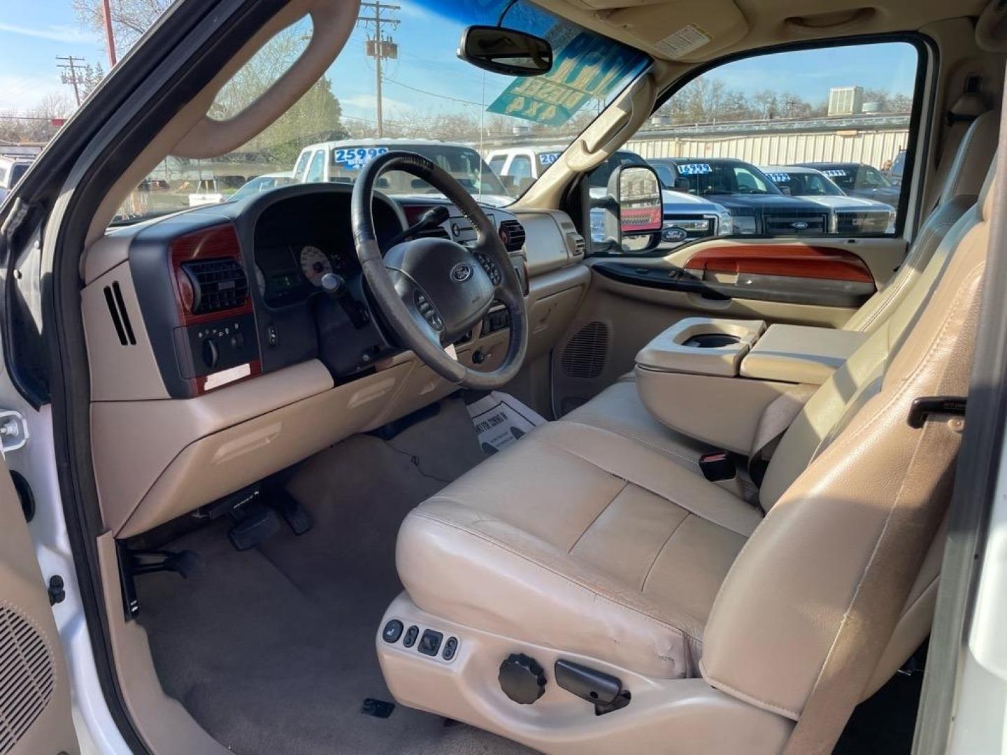 2005 Oxford White Clearcoat Ford F-250 Super Duty Lariat (1FTSW21P35E) with an 6.0L Power Stroke 6.0L Diesel Turbo V8 325hp 560ft. lbs. Direct Injection engine, 5-Speed Automatic transmission, located at 800 Riverside Ave, Roseville, CA, 95678, 916-773-4549 & Toll Free: 866-719-4393, 38.732265, -121.291039 - DIESEL CREW CAB 4X4 FX4 LARIAT LIFTGATE WINCH - Photo#13