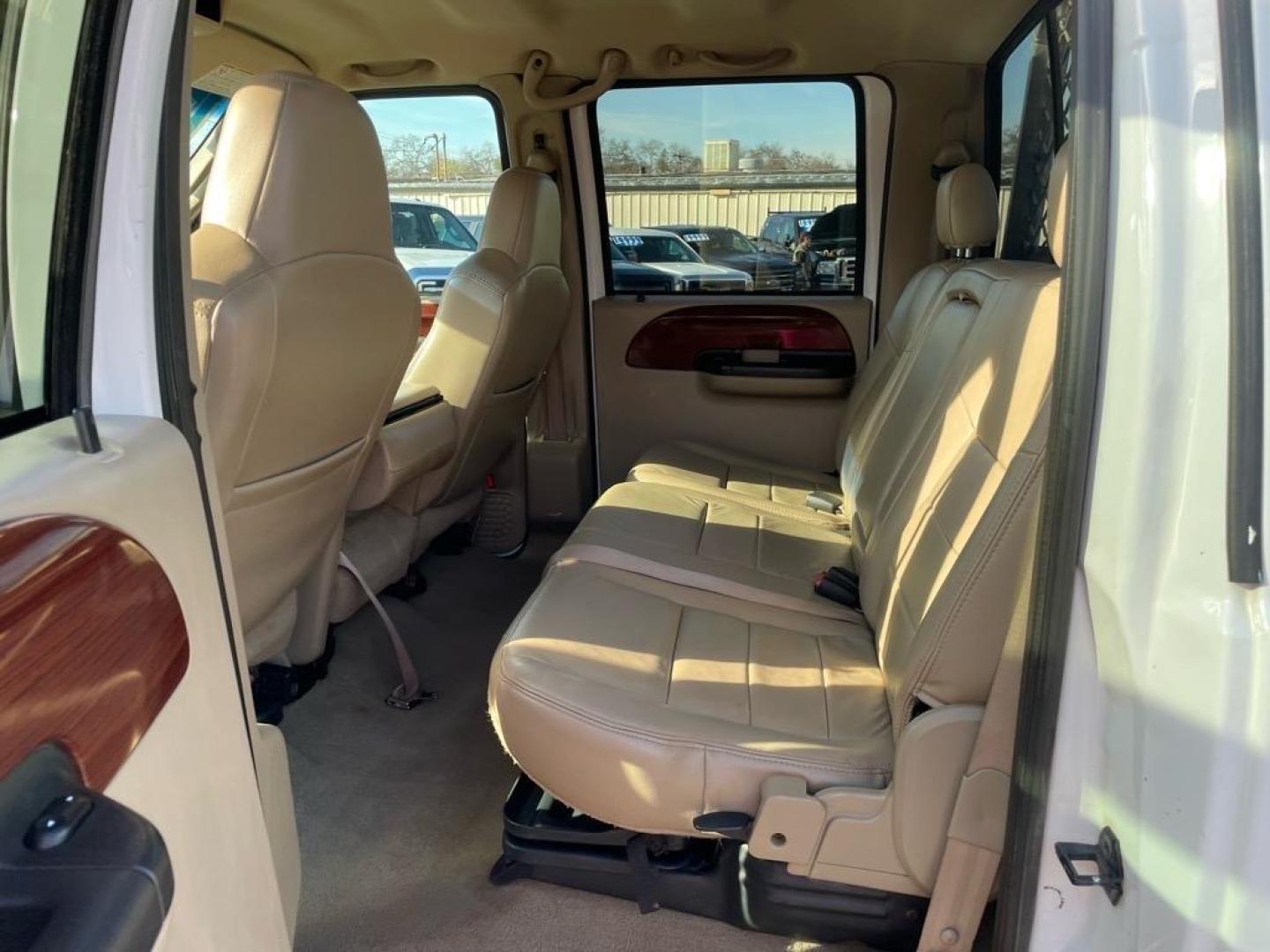 2005 Oxford White Clearcoat Ford F-250 Super Duty Lariat (1FTSW21P35E) with an 6.0L Power Stroke 6.0L Diesel Turbo V8 325hp 560ft. lbs. Direct Injection engine, 5-Speed Automatic transmission, located at 800 Riverside Ave, Roseville, CA, 95678, 916-773-4549 & Toll Free: 866-719-4393, 38.732265, -121.291039 - DIESEL CREW CAB 4X4 FX4 LARIAT LIFTGATE WINCH - Photo#14