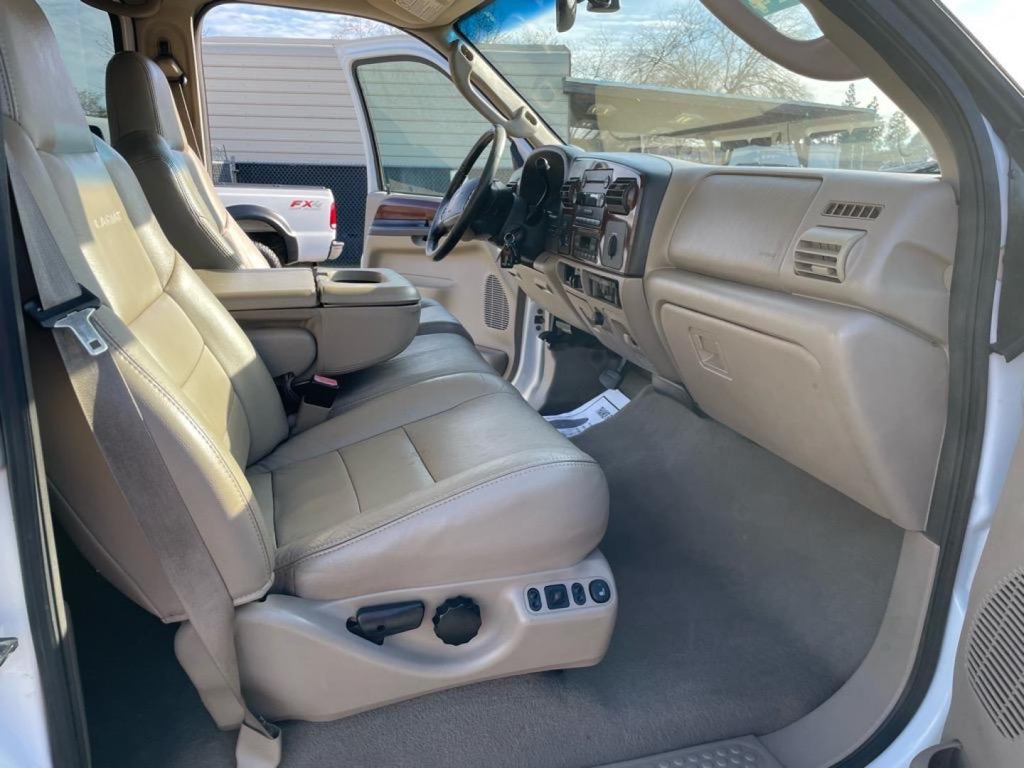2005 Oxford White Clearcoat Ford F-250 Super Duty Lariat (1FTSW21P35E) with an 6.0L Power Stroke 6.0L Diesel Turbo V8 325hp 560ft. lbs. Direct Injection engine, 5-Speed Automatic transmission, located at 800 Riverside Ave, Roseville, CA, 95678, 916-773-4549 & Toll Free: 866-719-4393, 38.732265, -121.291039 - DIESEL CREW CAB 4X4 FX4 LARIAT LIFTGATE WINCH - Photo#15
