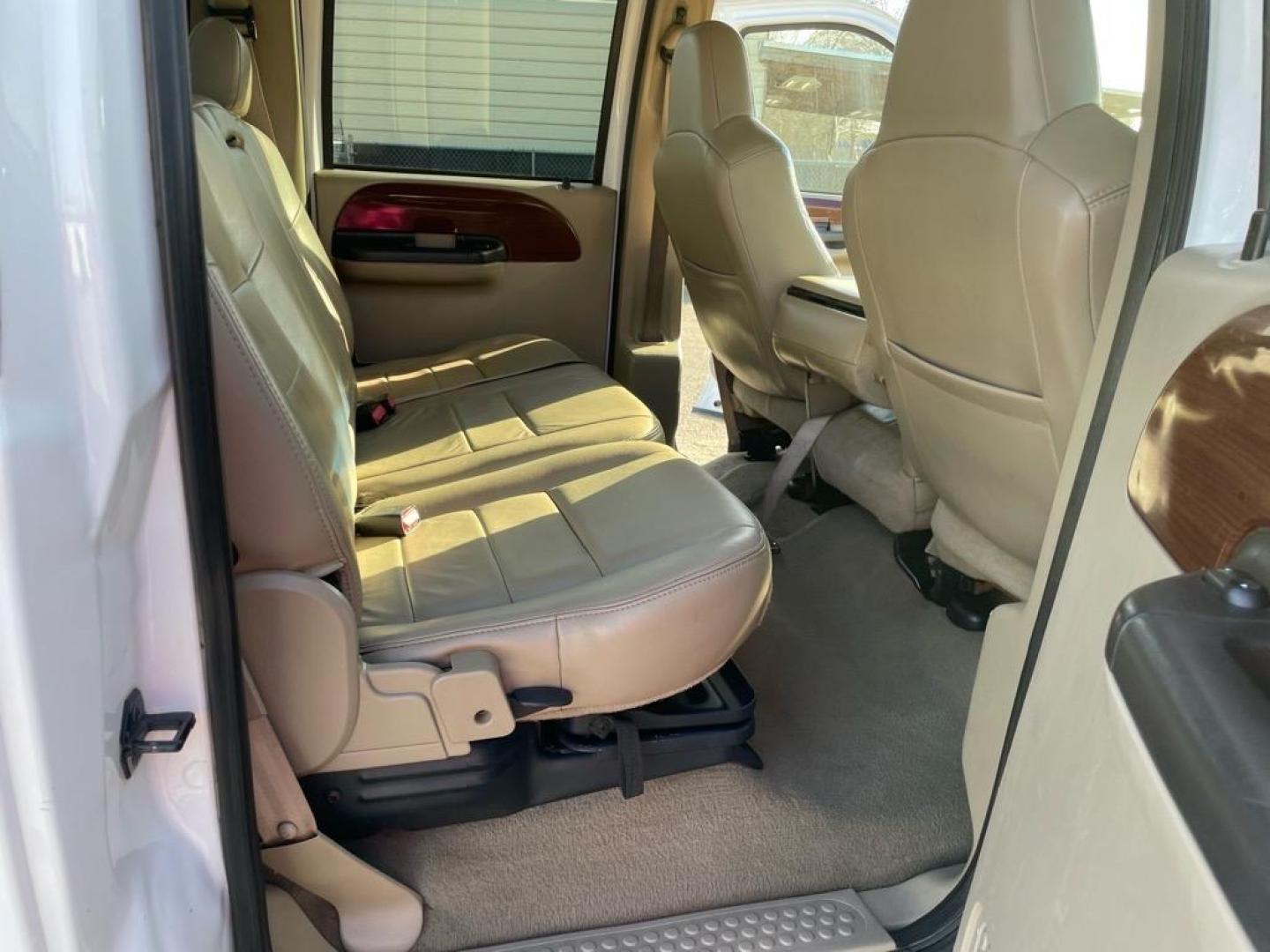 2005 Oxford White Clearcoat Ford F-250 Super Duty Lariat (1FTSW21P35E) with an 6.0L Power Stroke 6.0L Diesel Turbo V8 325hp 560ft. lbs. Direct Injection engine, 5-Speed Automatic transmission, located at 800 Riverside Ave, Roseville, CA, 95678, 916-773-4549 & Toll Free: 866-719-4393, 38.732265, -121.291039 - DIESEL CREW CAB 4X4 FX4 LARIAT LIFTGATE WINCH - Photo#16