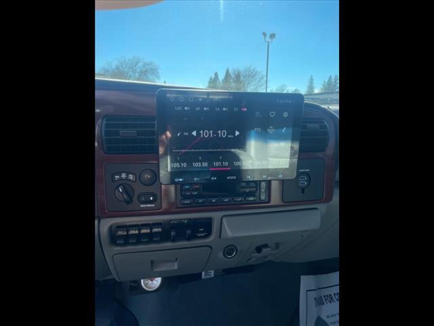 2005 Oxford White Clearcoat Ford F-250 Super Duty Lariat (1FTSW21PX5E) with an 6.0L Power Stroke 6.0L Diesel Turbo V8 325hp 560ft. lbs. Direct Injection engine, 5-Speed Automatic transmission, located at 800 Riverside Ave, Roseville, CA, 95678, 916-773-4549 & Toll Free: 866-719-4393, 38.732265, -121.291039 - DIESEL CREW CAB 4X4 FX4 LARIAT HEADSTUDS LIFTED AIR BAG SUSPENSION POWER RUNNING BOARDS CLEAN CARFAX - Photo#13