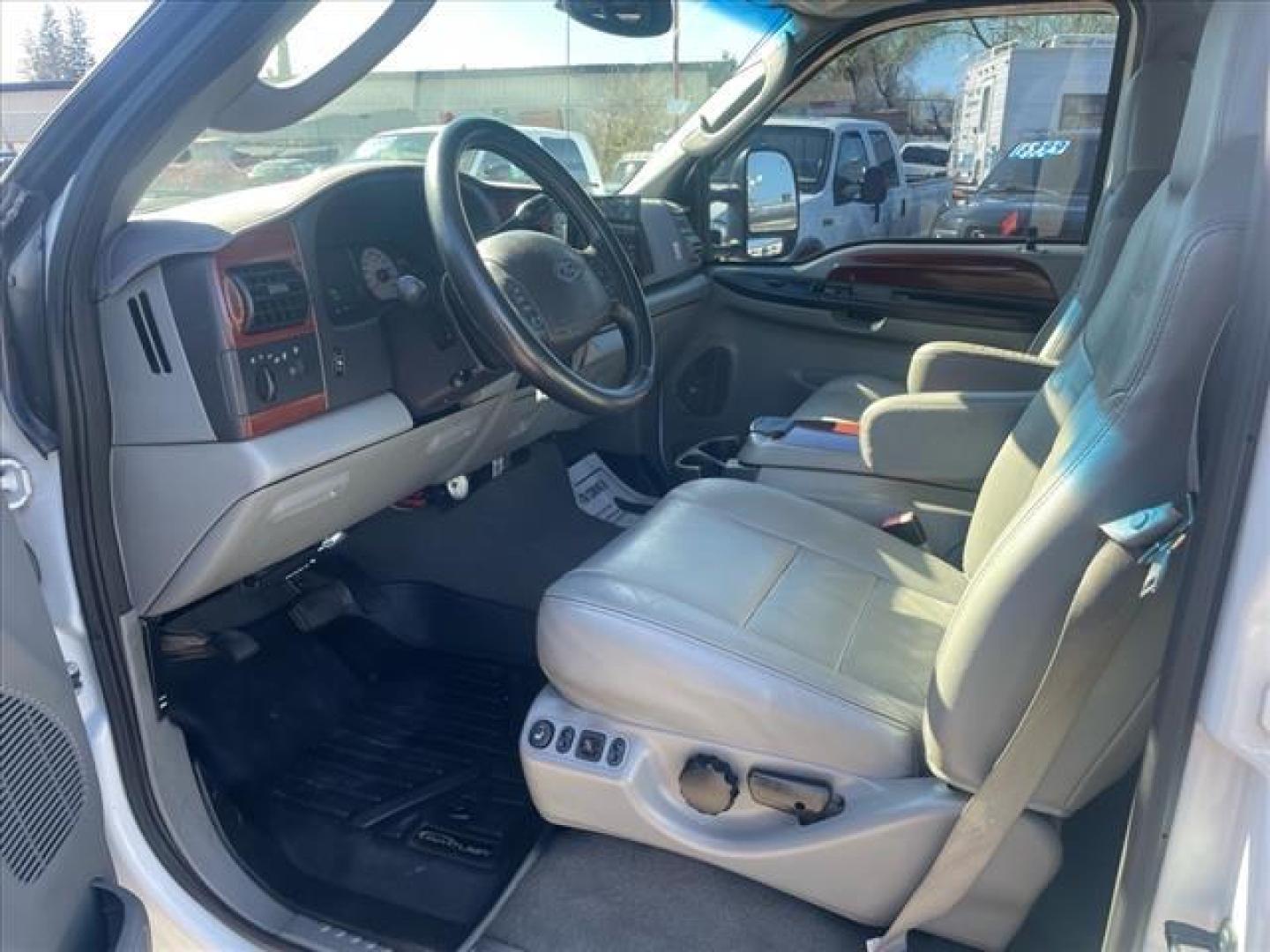 2005 Oxford White Clearcoat Ford F-250 Super Duty Lariat (1FTSW21PX5E) with an 6.0L Power Stroke 6.0L Diesel Turbo V8 325hp 560ft. lbs. Direct Injection engine, 5-Speed Automatic transmission, located at 800 Riverside Ave, Roseville, CA, 95678, 916-773-4549 & Toll Free: 866-719-4393, 38.732265, -121.291039 - DIESEL CREW CAB 4X4 FX4 LARIAT HEADSTUDS LIFTED AIR BAG SUSPENSION POWER RUNNING BOARDS CLEAN CARFAX - Photo#15
