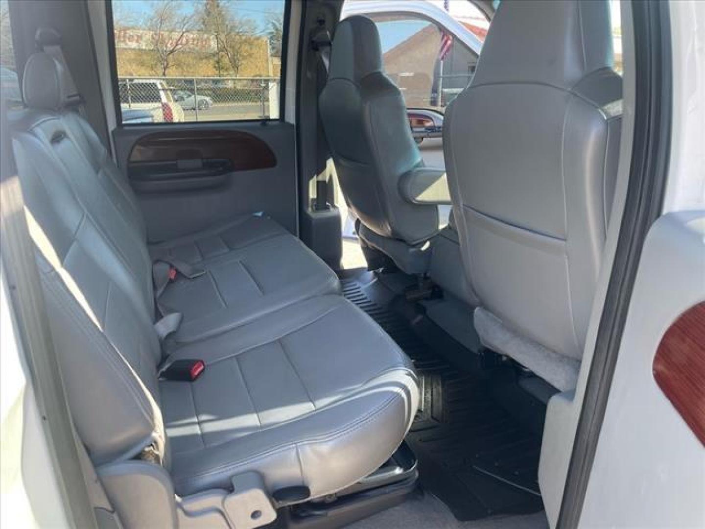 2005 Oxford White Clearcoat Ford F-250 Super Duty Lariat (1FTSW21PX5E) with an 6.0L Power Stroke 6.0L Diesel Turbo V8 325hp 560ft. lbs. Direct Injection engine, 5-Speed Automatic transmission, located at 800 Riverside Ave, Roseville, CA, 95678, 916-773-4549 & Toll Free: 866-719-4393, 38.732265, -121.291039 - DIESEL CREW CAB 4X4 FX4 LARIAT HEADSTUDS LIFTED AIR BAG SUSPENSION POWER RUNNING BOARDS CLEAN CARFAX - Photo#17