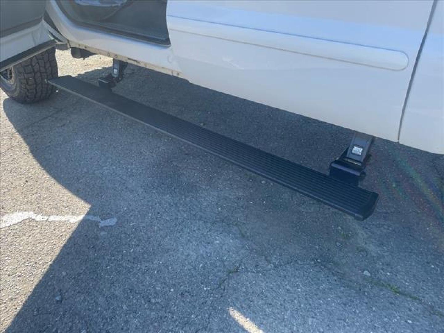 2005 Oxford White Clearcoat Ford F-250 Super Duty Lariat (1FTSW21PX5E) with an 6.0L Power Stroke 6.0L Diesel Turbo V8 325hp 560ft. lbs. Direct Injection engine, 5-Speed Automatic transmission, located at 800 Riverside Ave, Roseville, CA, 95678, 916-773-4549 & Toll Free: 866-719-4393, 38.732265, -121.291039 - DIESEL CREW CAB 4X4 FX4 LARIAT HEADSTUDS LIFTED AIR BAG SUSPENSION POWER RUNNING BOARDS CLEAN CARFAX - Photo#2