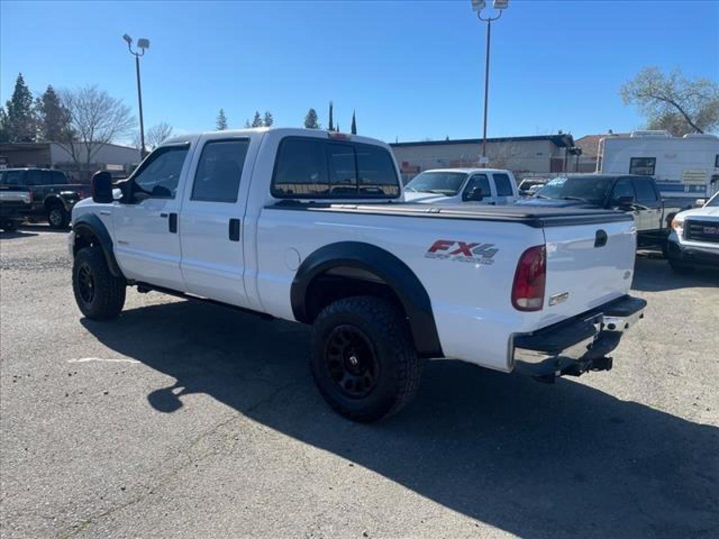 2005 Oxford White Clearcoat Ford F-250 Super Duty Lariat (1FTSW21PX5E) with an 6.0L Power Stroke 6.0L Diesel Turbo V8 325hp 560ft. lbs. Direct Injection engine, 5-Speed Automatic transmission, located at 800 Riverside Ave, Roseville, CA, 95678, 916-773-4549 & Toll Free: 866-719-4393, 38.732265, -121.291039 - DIESEL CREW CAB 4X4 FX4 LARIAT HEADSTUDS LIFTED AIR BAG SUSPENSION POWER RUNNING BOARDS CLEAN CARFAX - Photo#3