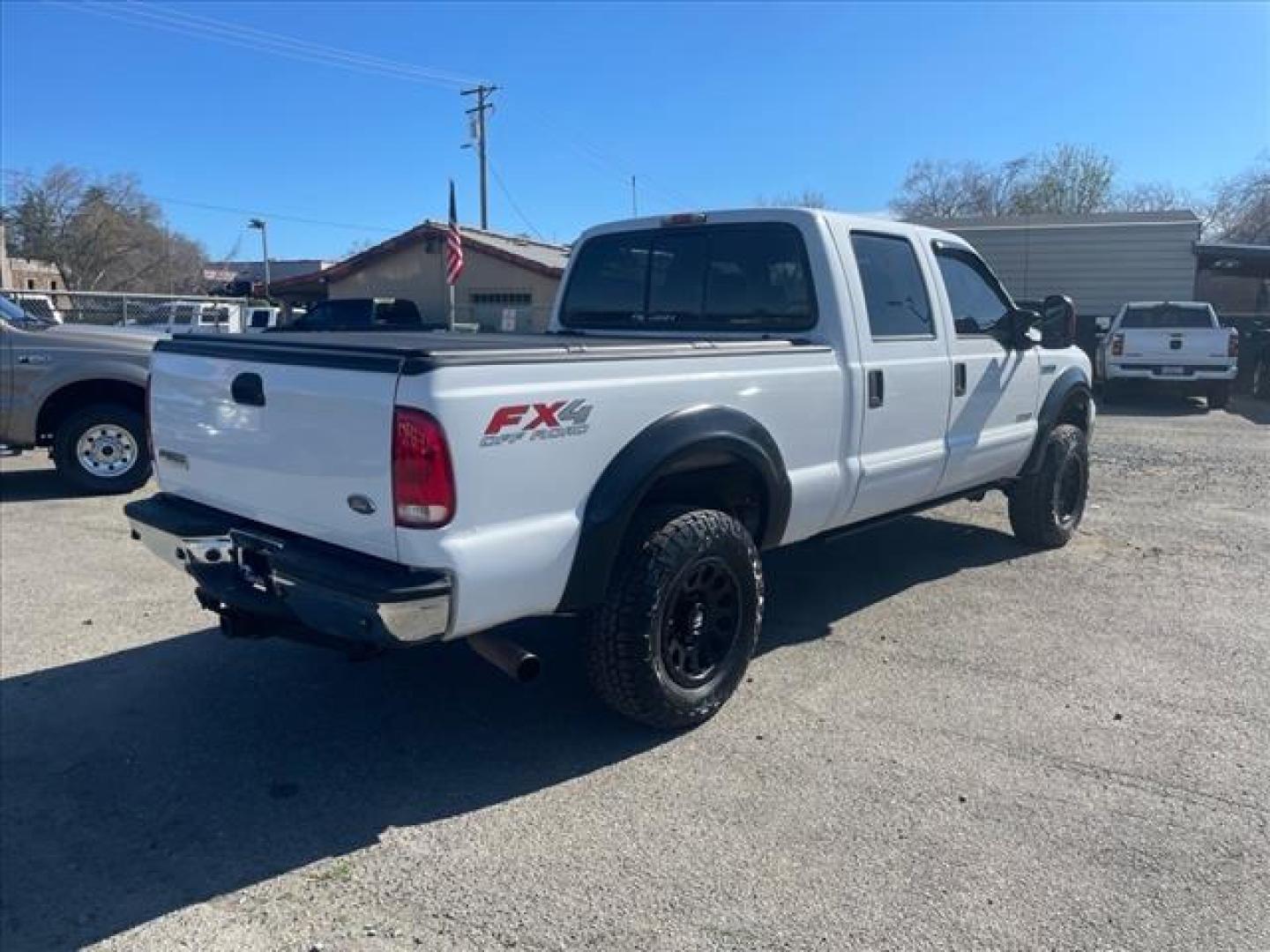 2005 Oxford White Clearcoat Ford F-250 Super Duty Lariat (1FTSW21PX5E) with an 6.0L Power Stroke 6.0L Diesel Turbo V8 325hp 560ft. lbs. Direct Injection engine, 5-Speed Automatic transmission, located at 800 Riverside Ave, Roseville, CA, 95678, 916-773-4549 & Toll Free: 866-719-4393, 38.732265, -121.291039 - DIESEL CREW CAB 4X4 FX4 LARIAT HEADSTUDS LIFTED AIR BAG SUSPENSION POWER RUNNING BOARDS CLEAN CARFAX - Photo#4