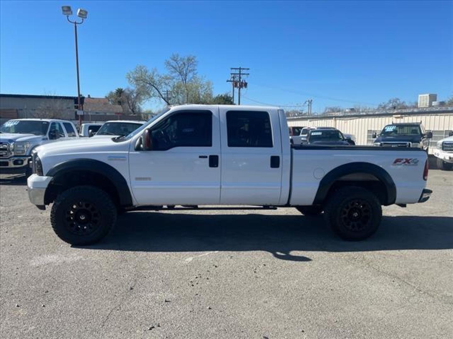 2005 Oxford White Clearcoat Ford F-250 Super Duty Lariat (1FTSW21PX5E) with an 6.0L Power Stroke 6.0L Diesel Turbo V8 325hp 560ft. lbs. Direct Injection engine, 5-Speed Automatic transmission, located at 800 Riverside Ave, Roseville, CA, 95678, 916-773-4549 & Toll Free: 866-719-4393, 38.732265, -121.291039 - DIESEL CREW CAB 4X4 FX4 LARIAT HEADSTUDS LIFTED AIR BAG SUSPENSION POWER RUNNING BOARDS CLEAN CARFAX - Photo#5