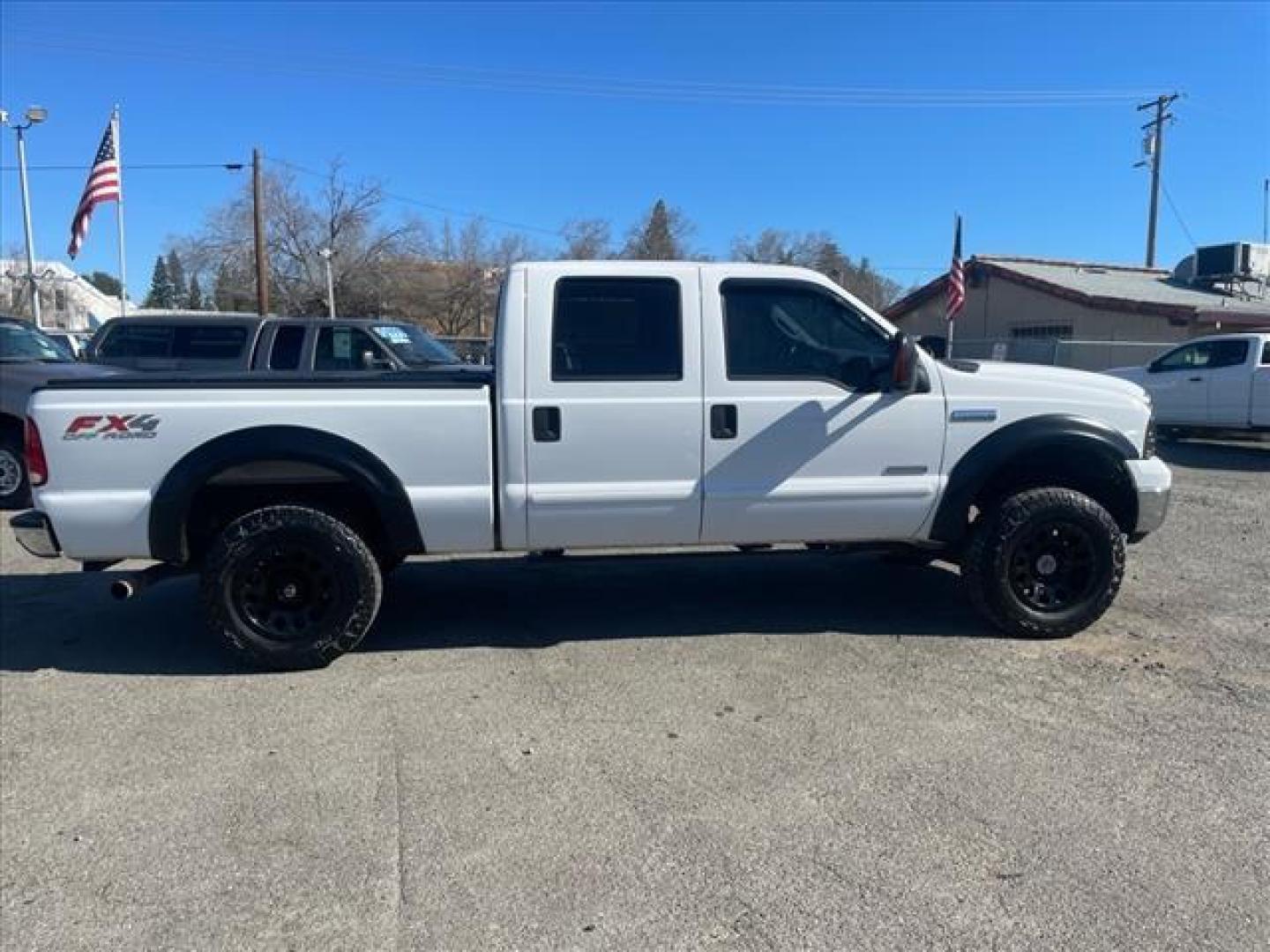 2005 Oxford White Clearcoat Ford F-250 Super Duty Lariat (1FTSW21PX5E) with an 6.0L Power Stroke 6.0L Diesel Turbo V8 325hp 560ft. lbs. Direct Injection engine, 5-Speed Automatic transmission, located at 800 Riverside Ave, Roseville, CA, 95678, 916-773-4549 & Toll Free: 866-719-4393, 38.732265, -121.291039 - DIESEL CREW CAB 4X4 FX4 LARIAT HEADSTUDS LIFTED AIR BAG SUSPENSION POWER RUNNING BOARDS CLEAN CARFAX - Photo#6